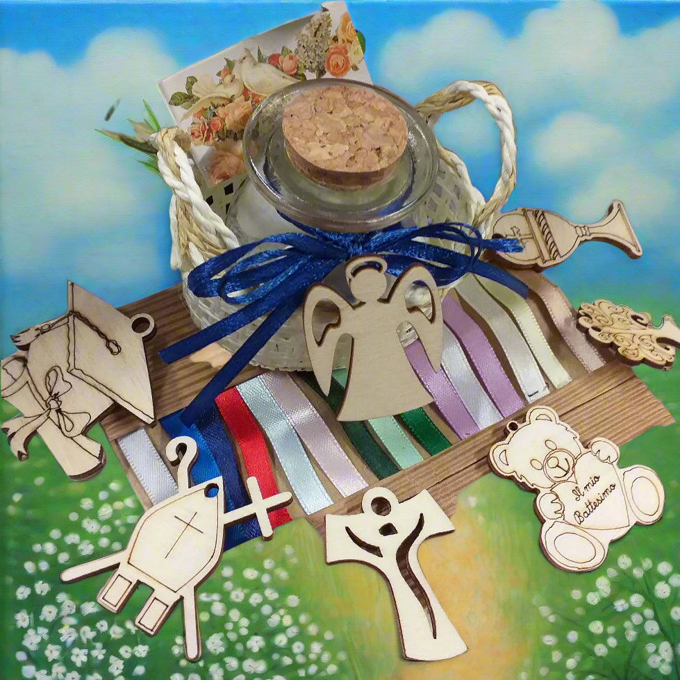 7 simboli cappello tocco Mitria Croce Tau orso albero della vita Calice angelo ciondolo e vasetto portaconfetti vetro tappo sughero barattolo bomboniera nel cestino ovale fiocchetto nastro colori scelta bigliettino confezionamento o fai da te confetti