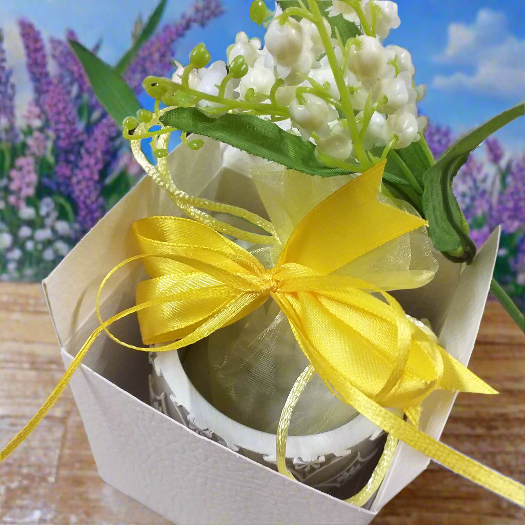 idea come confezionare sacchetto confetti mughetti finti artificiali colore tortora cuore bianco decorazioni varie assortite vasetto porta piantina fiori bomboniera utile composizioni fioristi da confezionare fai da te festa della mamma