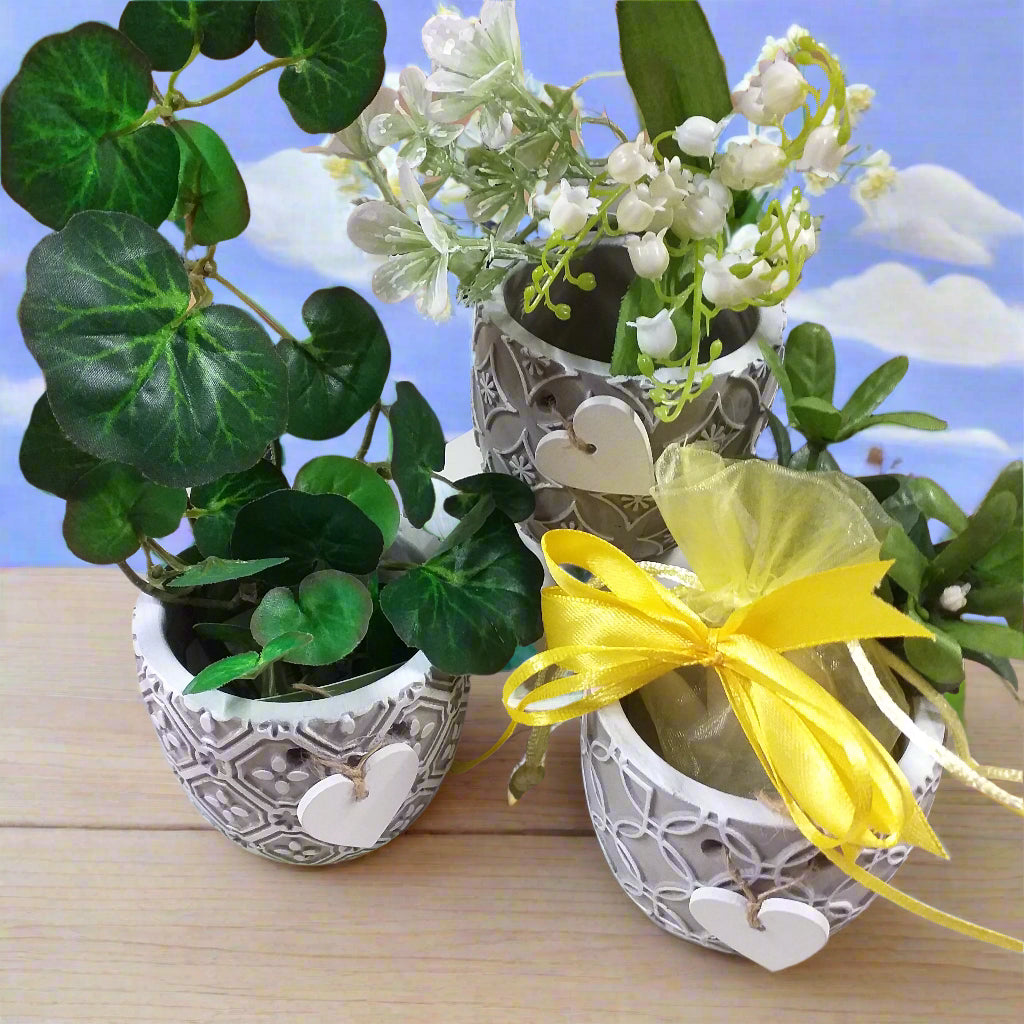 vetrina piante artificiali finte e colore tortora cuore bianco decorazioni varie assortite vasetto porta piantina fiori bomboniera utile composizioni fioristi da confezionare fai da te festa della mamma