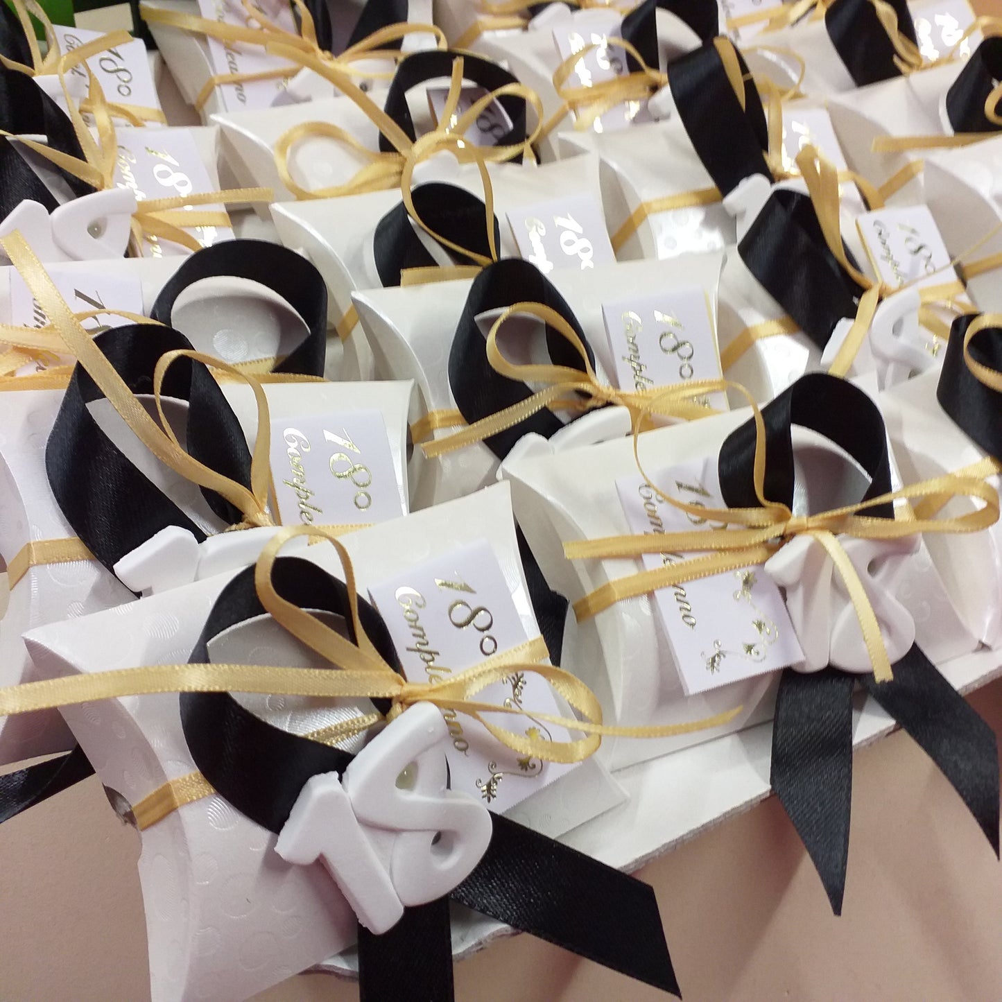 confettata nero oro colori 18 anni diciottesimo compleanno bigliettino bianco oro 3 confetti mandorla bianchi bustina economica originale confezionata gessetto