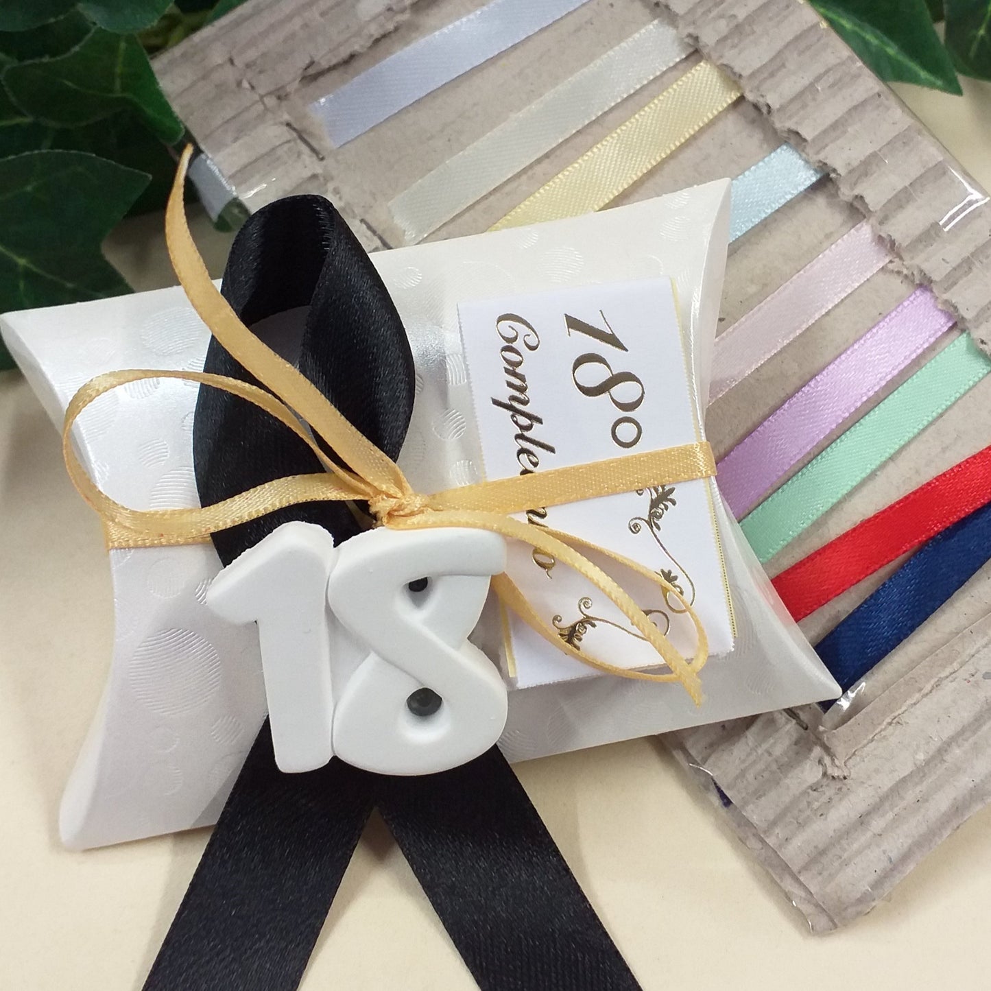 scelta colori bomboniere 18 anni diciottesimo compleanno bigliettino bianco oro confettata 3 confetti mandorla bianchi bustina economica originale confezionata gessetto