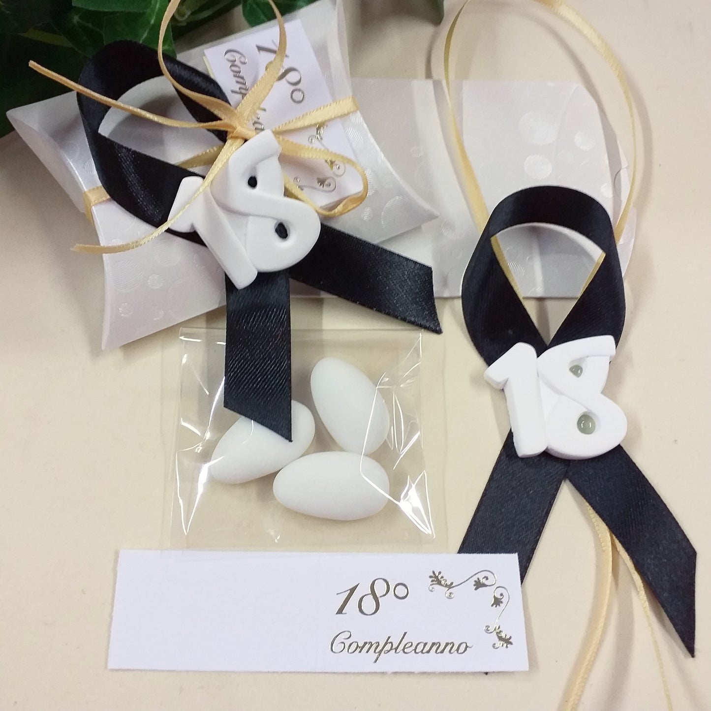 kit fai da te bomboniere 18 anni diciottesimo compleanno bigliettino bianco oro confettata 3 confetti mandorla bianchi bustina economica originale confezionata gessetto