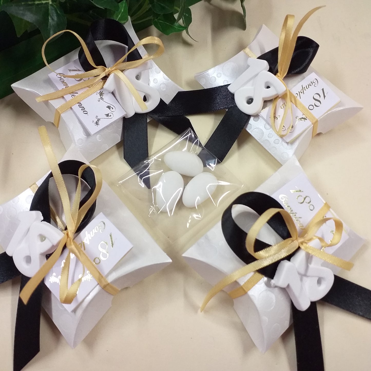 composizione 18 anni diciottesimo compleanno bigliettino bianco oro confettata 3 confetti mandorla bianchi bustina economica originale confezionata gessetto