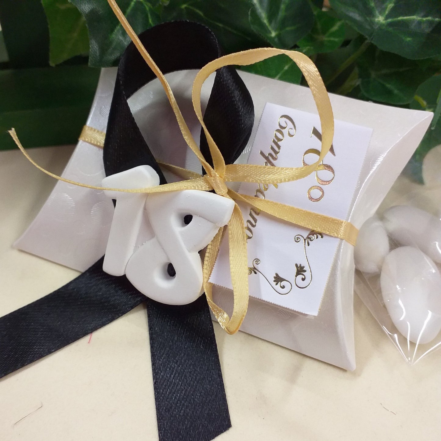 idea bomboniere 18 anni diciottesimo compleanno bigliettino bianco oro confettata 3 confetti mandorla bianchi bustina economica originale confezionata gessetto