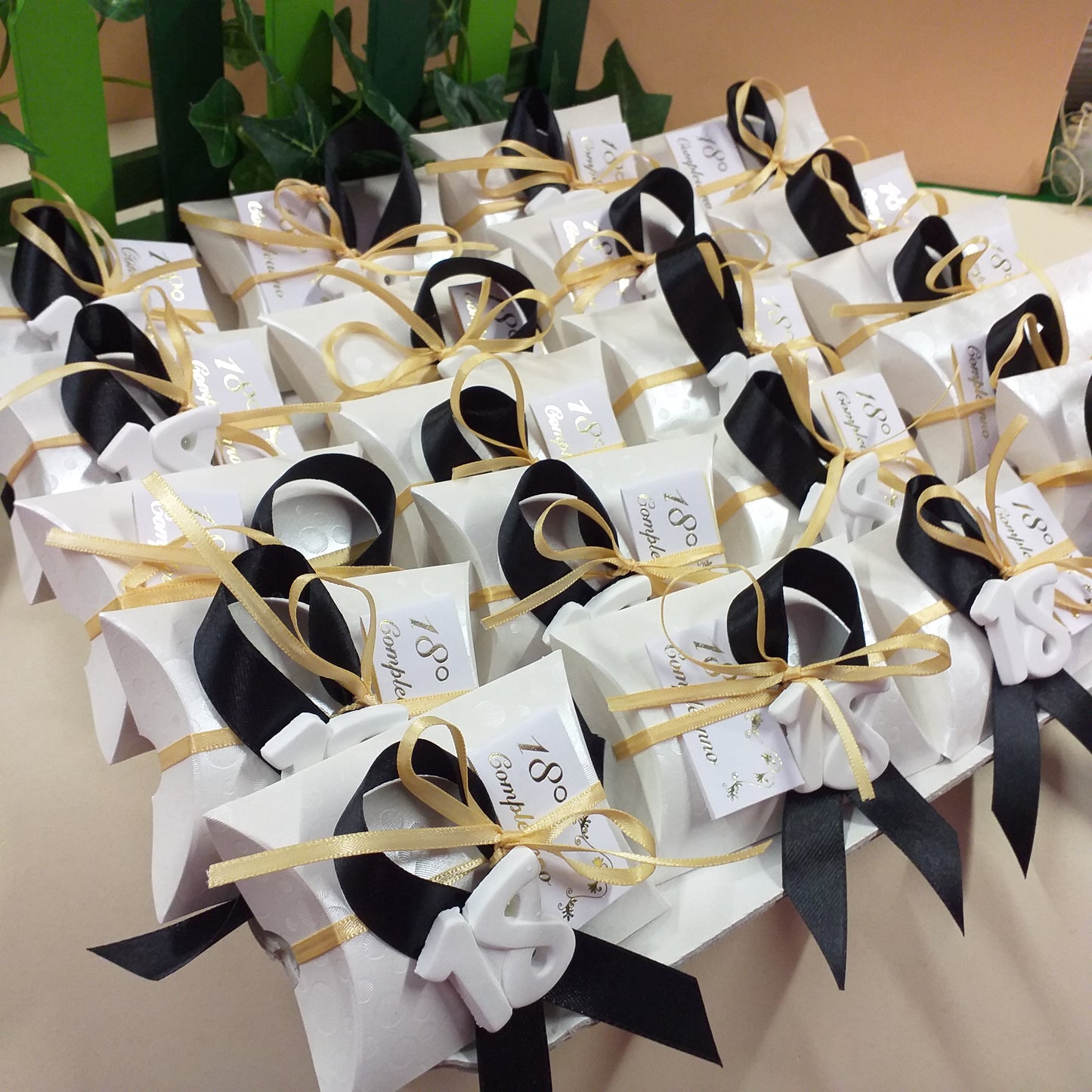 bomboniere 18 anni diciottesimo compleanno bigliettino bianco oro confettata 3 confetti mandorla bianchi bustina economica originale confezionata gessetto
