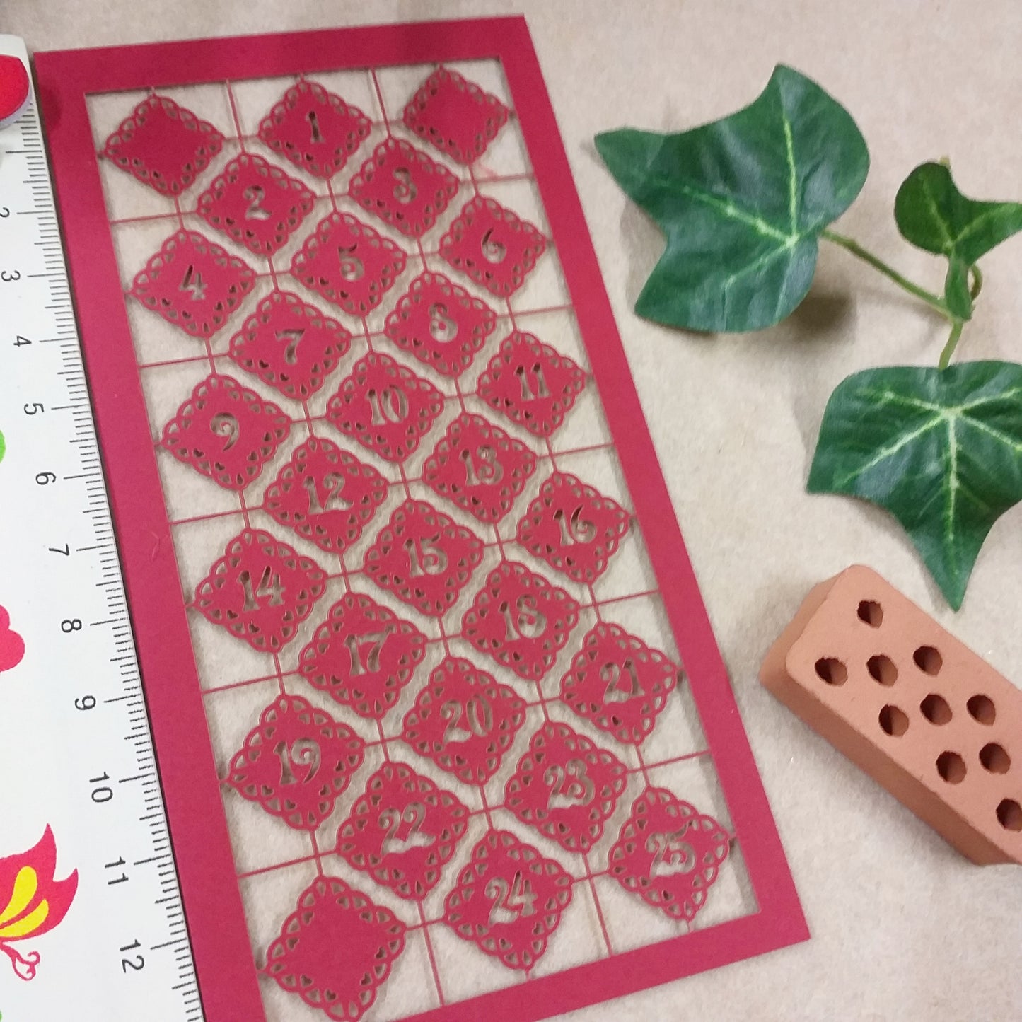 calendario avvento 25 numeri tag etichette scritte shop online abbellimenti decorazioni di carta perforati fustellati cartoncino uso papercraft modellismo scrapbooking packaging confezioni regalo biglietti di invito partecipazioni compleanno
