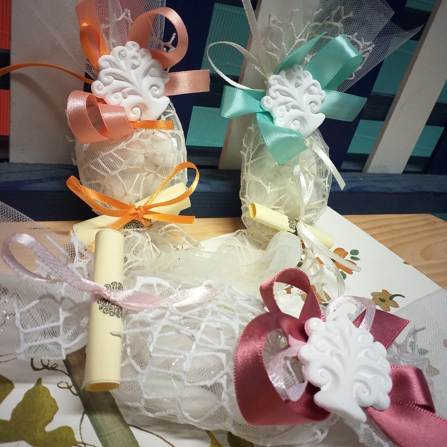 gessetto albero della vita bomboniere matrimonio battesimo comunione confezionate caramella pizzo rete bianca nastro colori pastello pergamena confetti