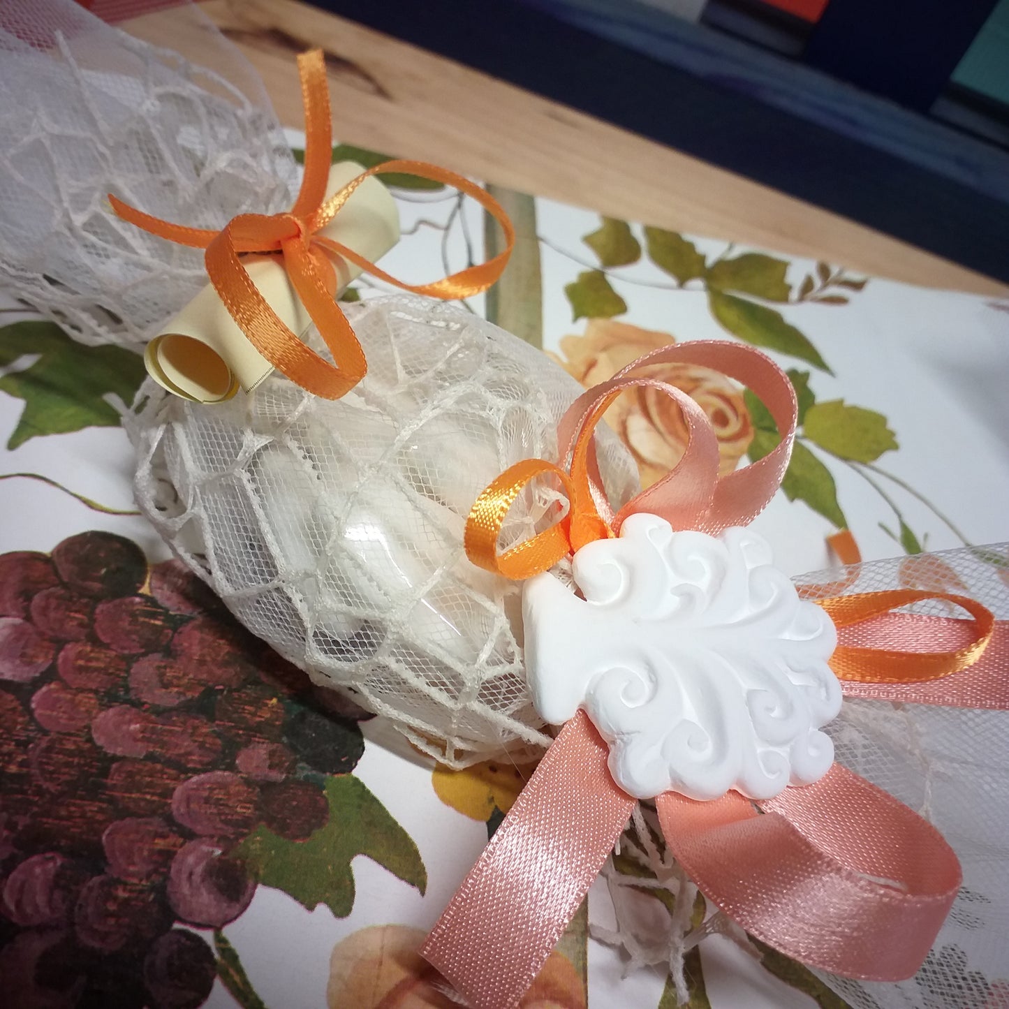 gessetto albero della vita bomboniere matrimonio battesimo comunione confezionate caramella pizzo rete bianca nastro pesca pergamena confetti