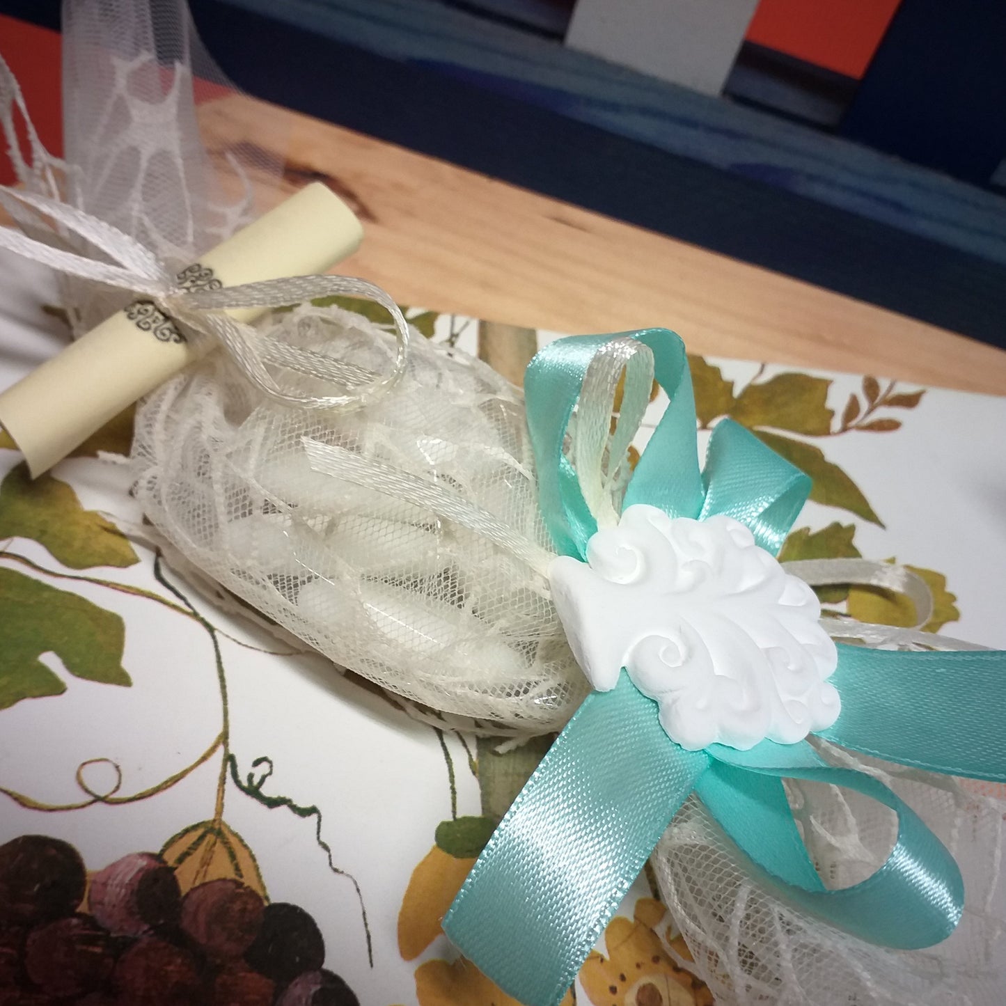 gessetto albero della vita bomboniere matrimonio battesimo comunione confezionate caramella pizzo rete bianca nastro verde acqua pergamena confetti