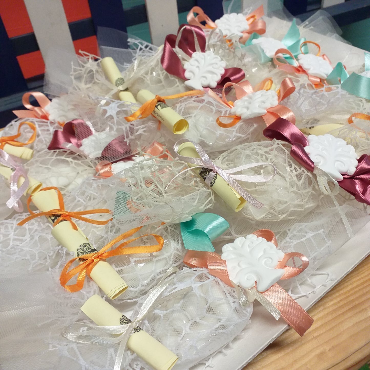 confettata con gessetto albero della vita bomboniere matrimonio battesimo comunione confezionate caramella pizzo rete bianca nastro pergamena confetti
