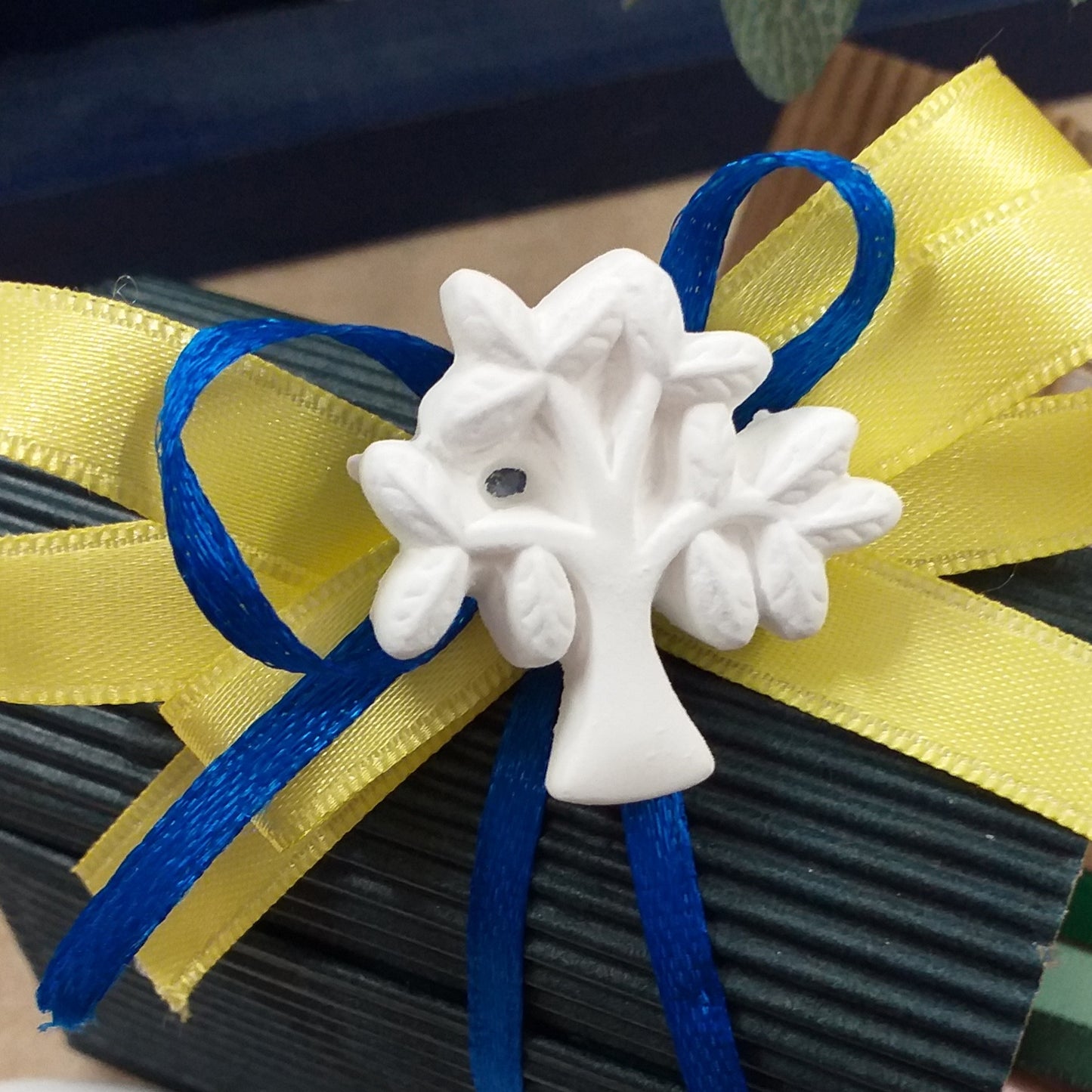 primo piano scelta colori squadre di calcio per gessetto albero della vita segnaposto bomboniere Parma giallo blu confezionate confetti vetrina città italiana cultura