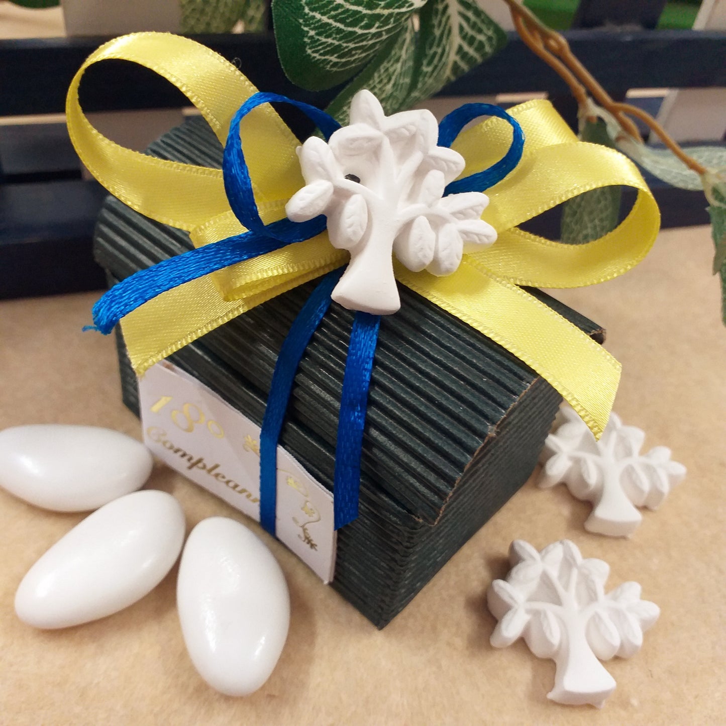 18° compleanno e tema squadre di calcio per gessetto albero della vita segnaposto bomboniere Parma giallo blu confezionate confetti vetrina città italiana cultura