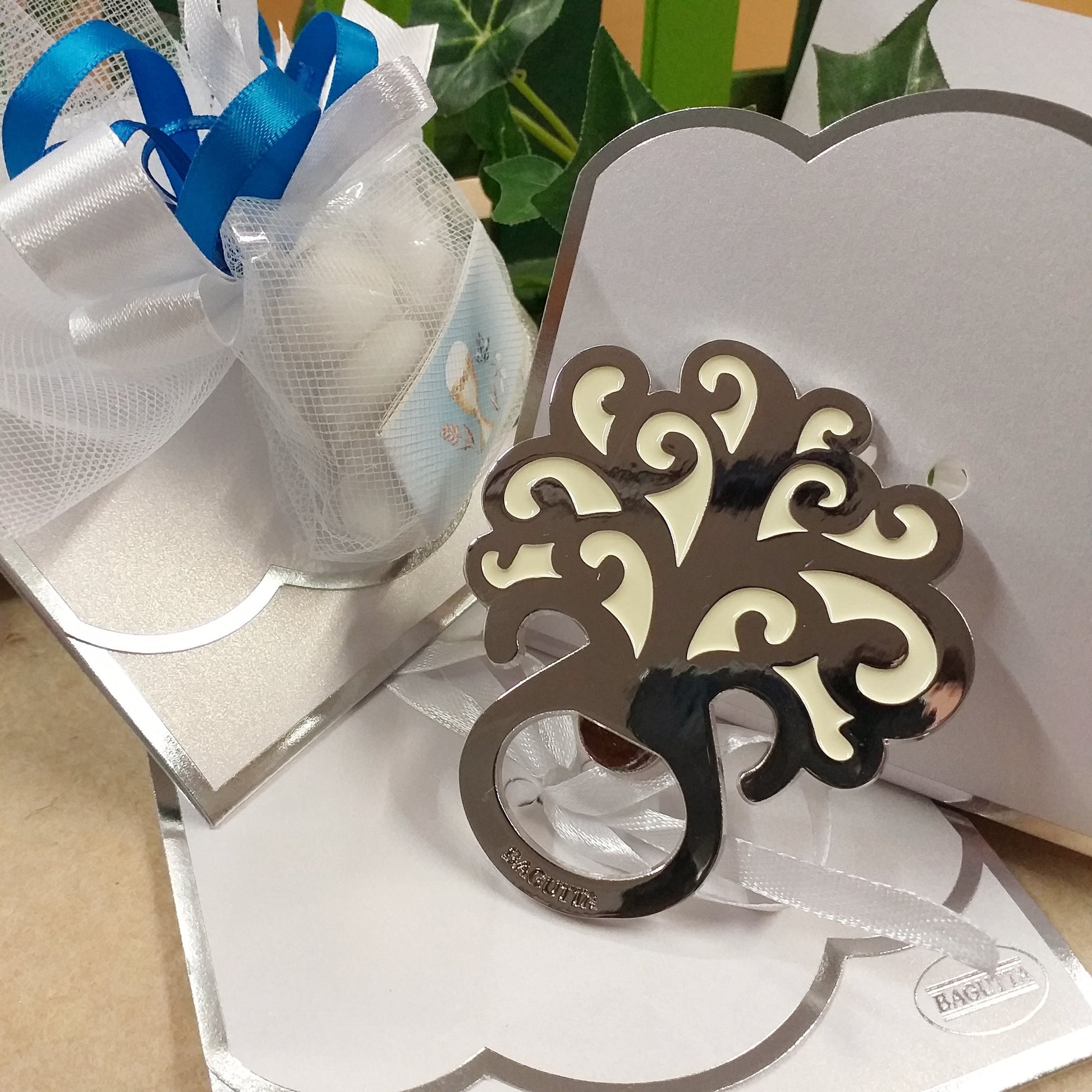 stock offerta bomboniere matrimonio apribottiglie cavatappi albero della vita bianco con bustina confezionato confetti Prima Comunione Cresima maschietto bambino bianco blu