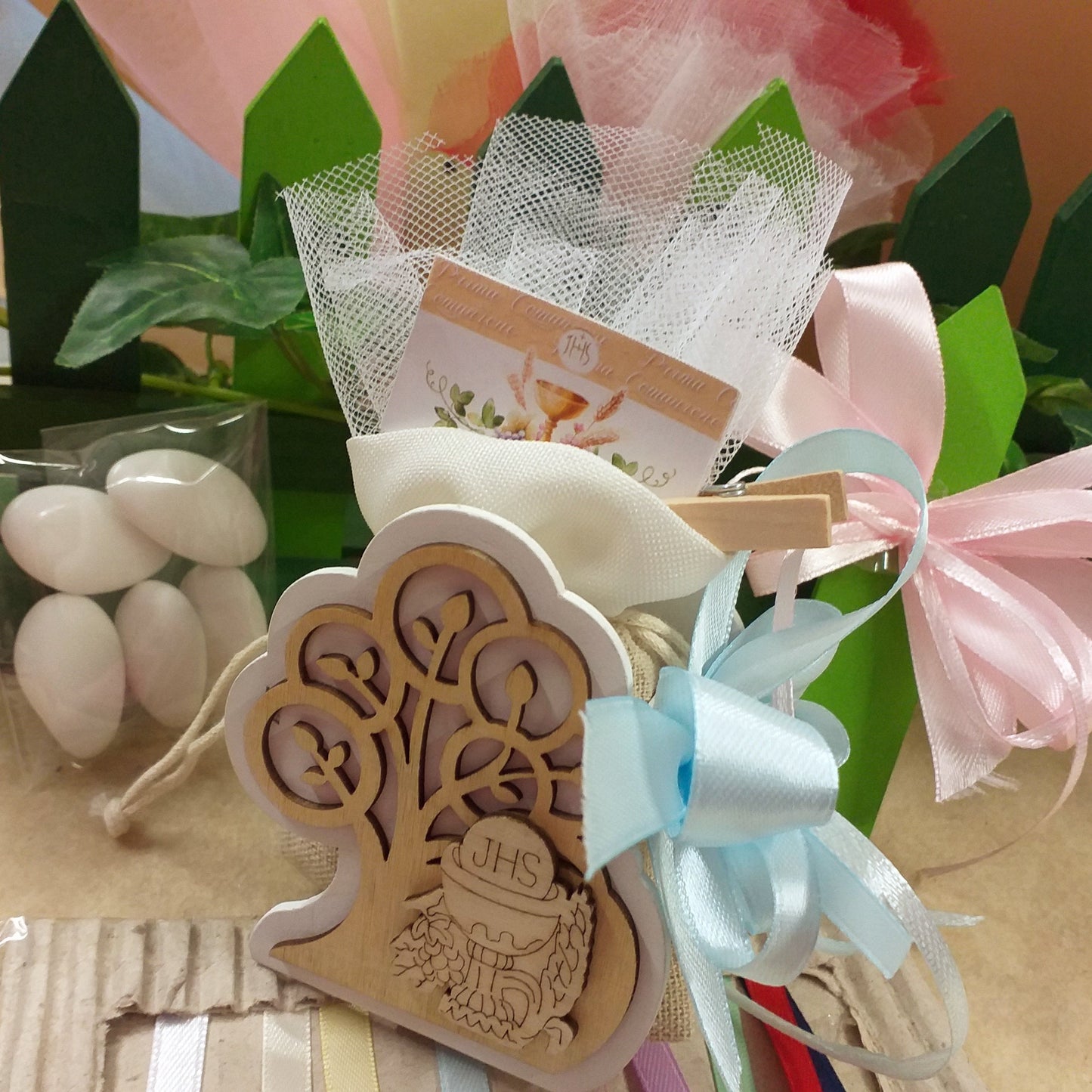scelta colori confezionamento albero vita legno immagini sacre icone bomboniere Comunione Cresima 5 confetti bigliettino nastro rosa bambina celeste azzurro maschietto calice spighe uva simboli