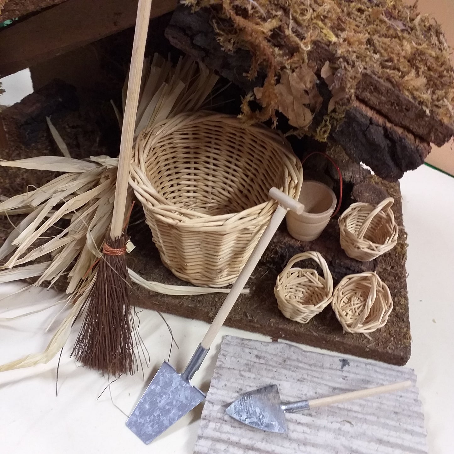 secchiello legno vanga badile ramazza scopetta ceste e cestini attrezzi lavoro Presepe utensili arnesi miniature uso mestieri agricoli accessori fai da te micro giardino arredo bonsai piante hobby creativi casa bambole befanella streghetta halloween chiudipacco regalo