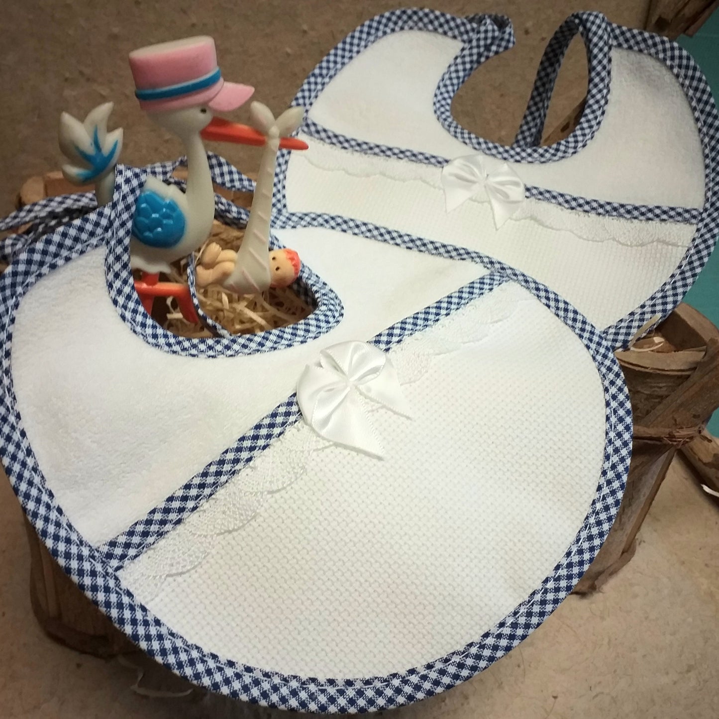 Baby vichy con fiocco bordo blu bavette da ricamo con tela aida spugna bianca per punto croce, bavaglini bambini neonati quadretti colorati articoli da ricamare