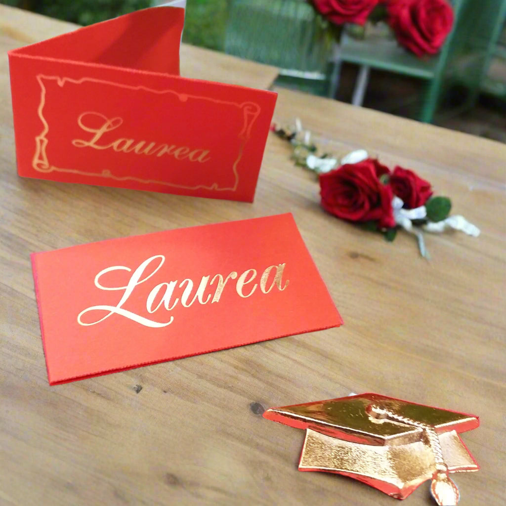 Bigliettini rossi laurea cartoncini fai da te da stampare A4 scritta dorata e bordo pergamena uso confezionamento confetti e ricordini bomboniere