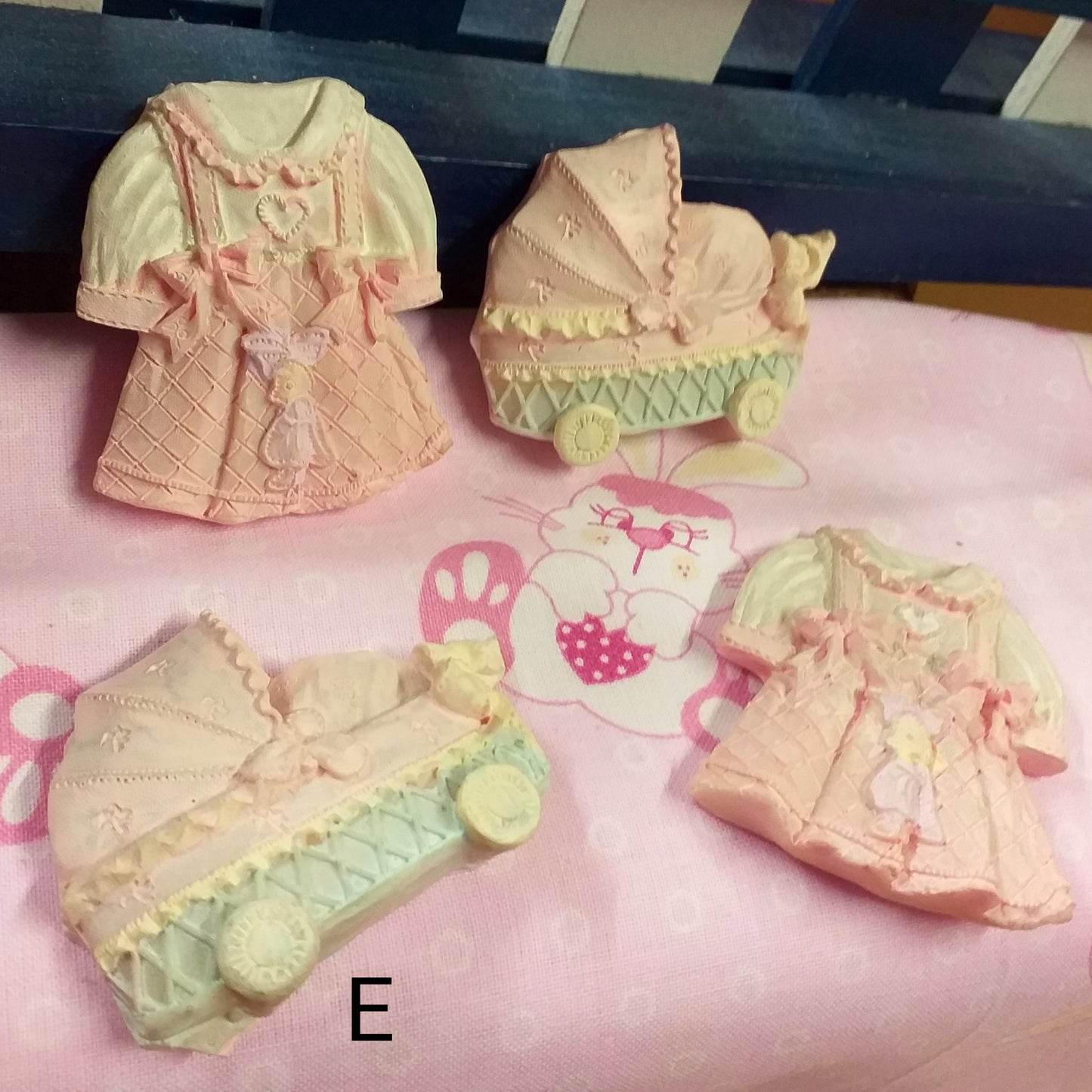 carrozzina vestina applicazioni resina shop online negozio ricordini oggettini regalini bomboniere baby shower nascita Battesimo assortimento rosa bianco