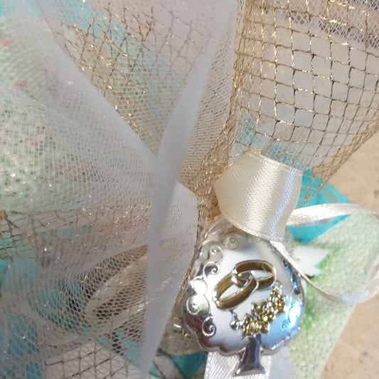 icona bomboniera anniversario matrimonio venticinquesimo cinquantesimo nozze oro argento segnaposto con placca applicazione fedi albero della vita coccarda nastro panna confezionata confetti sacchettino