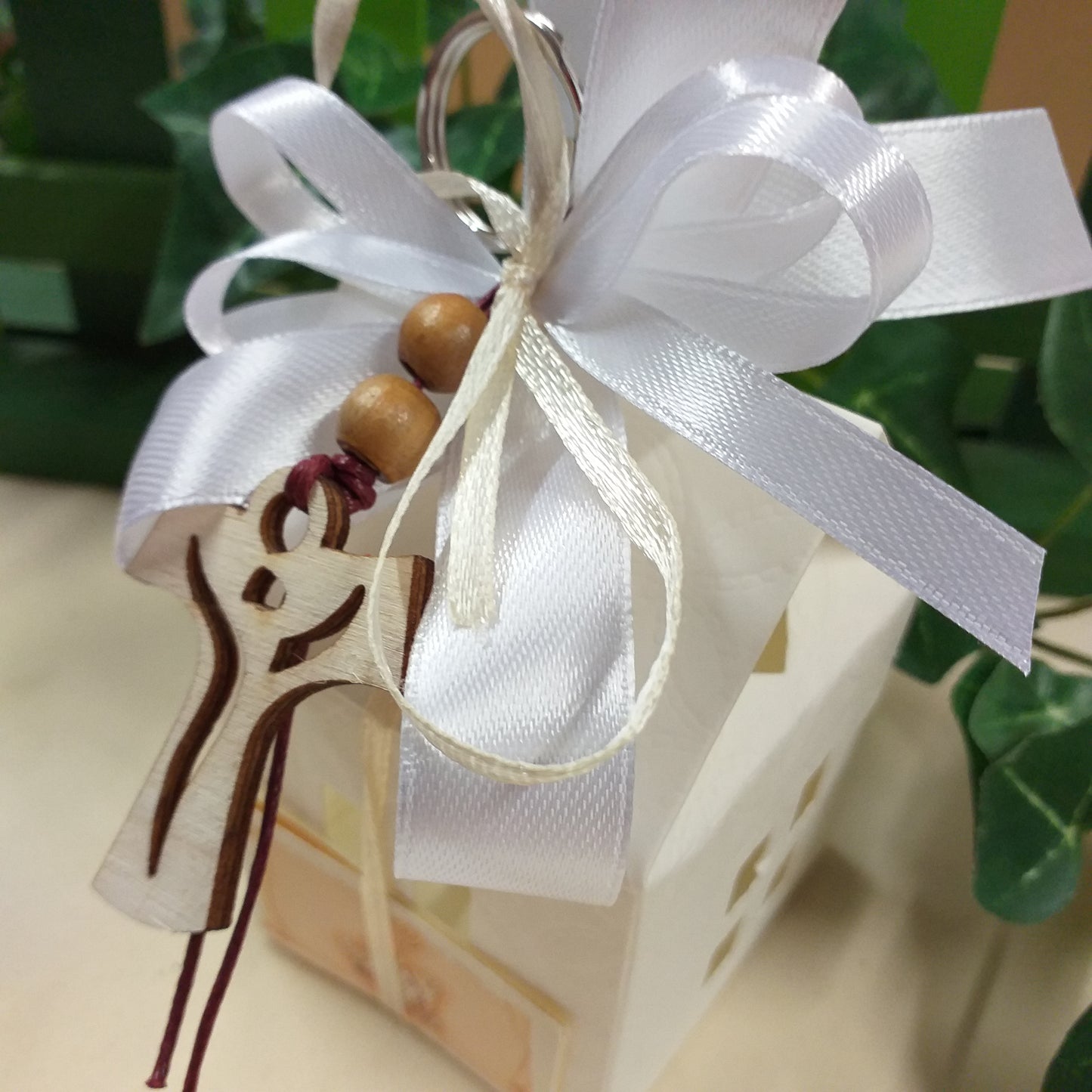 bianco confezione casette bomboniere portachiavi Croce Tau legno francescana con Gesù Crocifisso ragazzo ragazza Santa Cresima o prima comunione idea regalo pensierini catechiste maestre