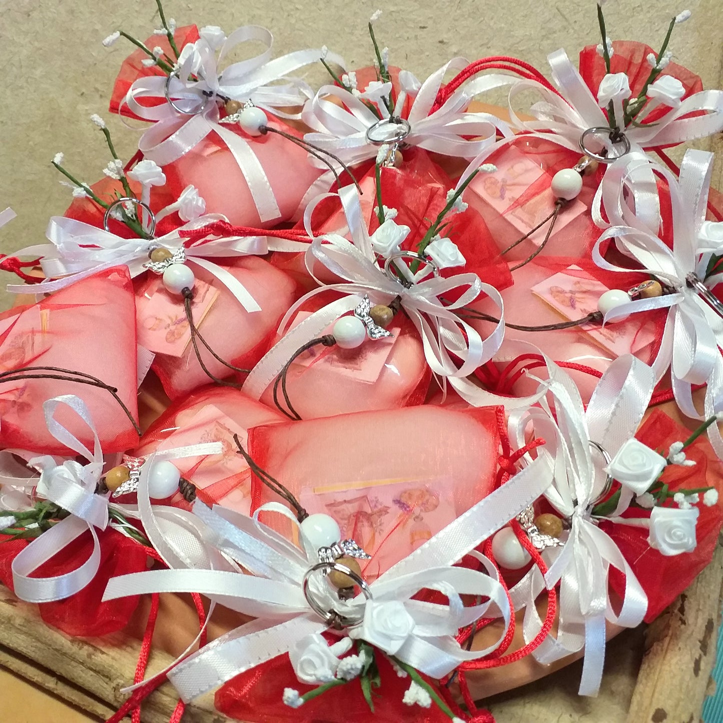 rosso bianco bomboniere portachiavi angioletto shabby chic perline fatto a mano angelo perle legno artigianale ideale per Battesimo bimbo bimba Comunione Cresima confezionato