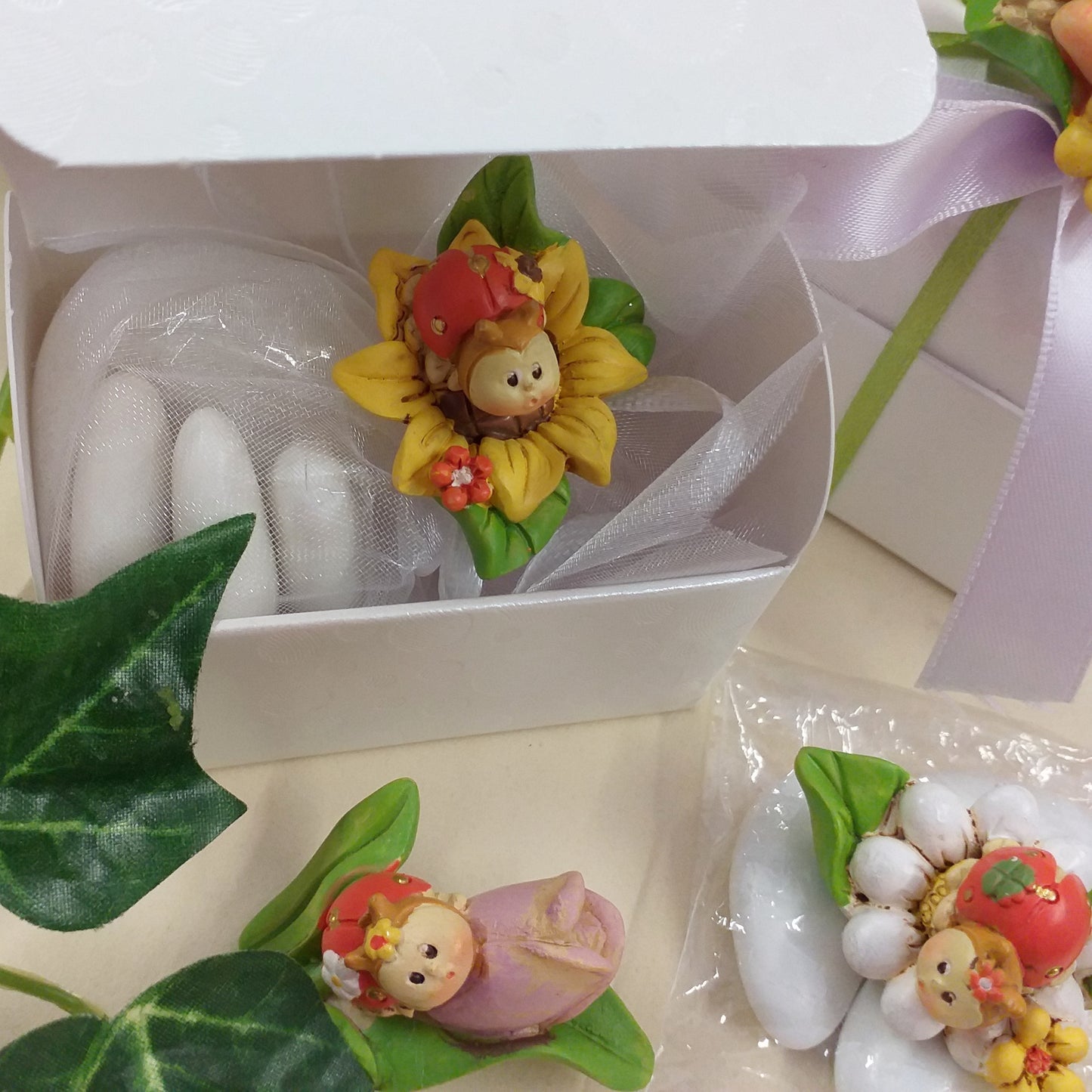 vetrina coccinelle portafortuna oggettini su fiore effetto-ceramica bomboniere fai da te e confezionate confetti Battesimo matrimonio laurea comunione con scatoline scrigno cofanetto bianco nastrini colorati