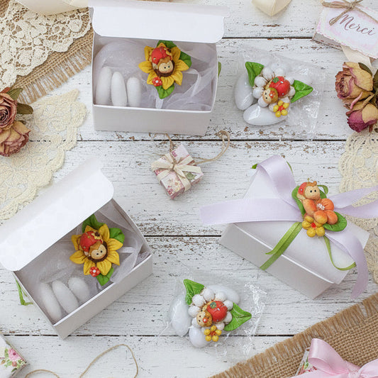 coccinelle portafortuna oggettini su fiore effetto-ceramica bomboniere fai da te e confezionate confetti Battesimo matrimonio laurea comunione con scatoline scrigno cofanetto bianco nastrini colorati