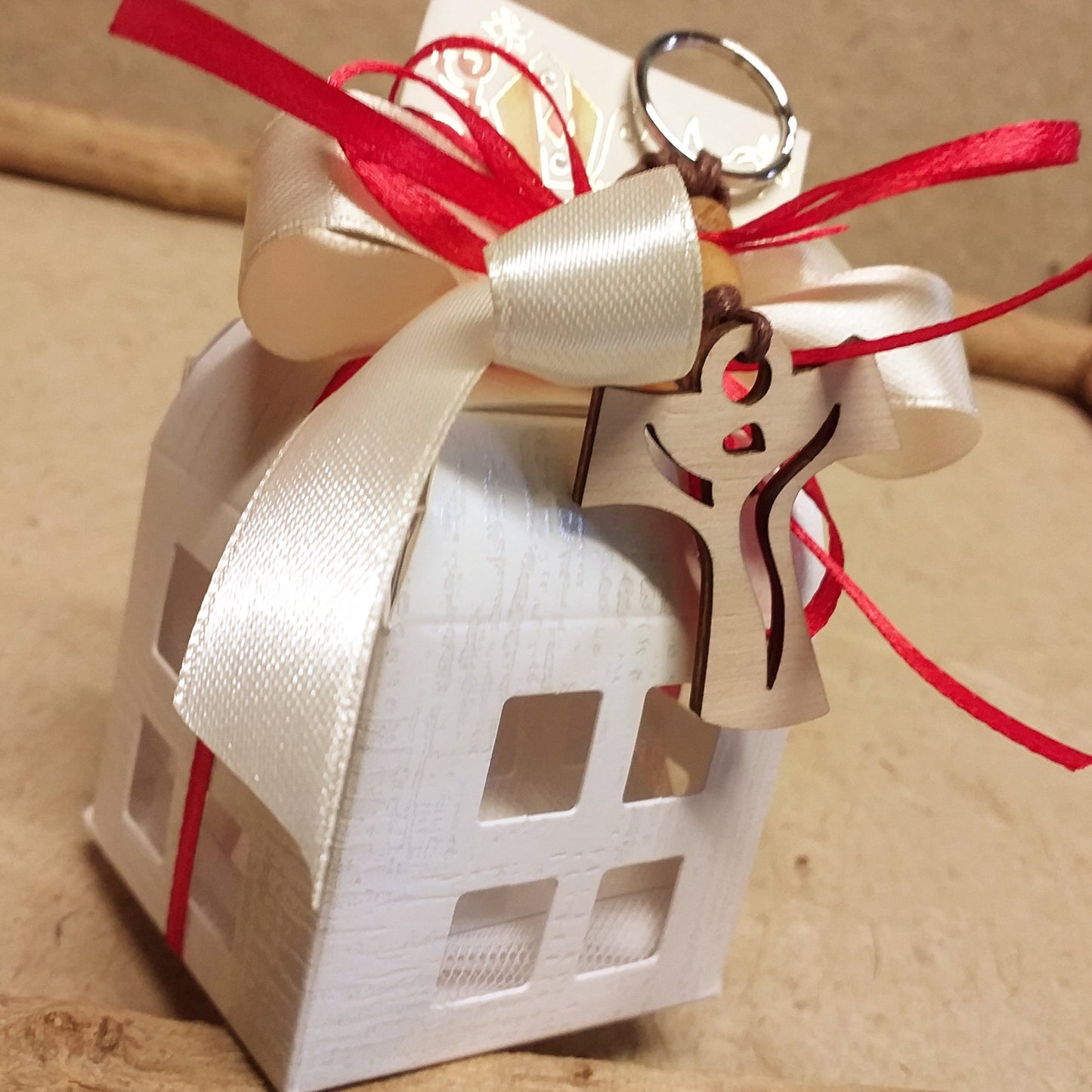 bianco rosso bomboniera Comunione Cresima portachiavi Croce legno Tau francescana cordino perline confezionata confetti lanterna cartoncino scatolina bigliettino personalizzato Santo Giorno con simboli