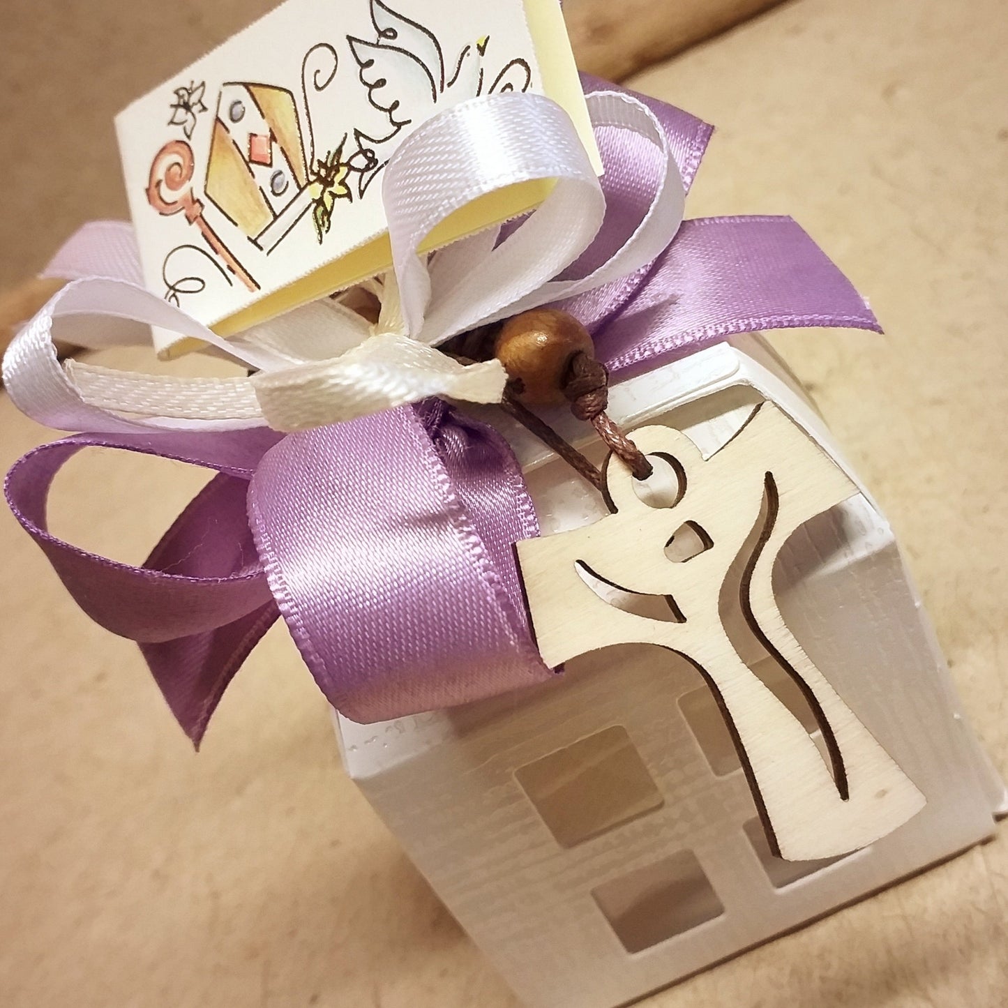bianco e viola lilla bomboniera Comunione Cresima portachiavi Croce legno Tau francescana cordino perline confezionata confetti lanterna cartoncino scatolina bigliettino personalizzato Santo Giorno con simboli