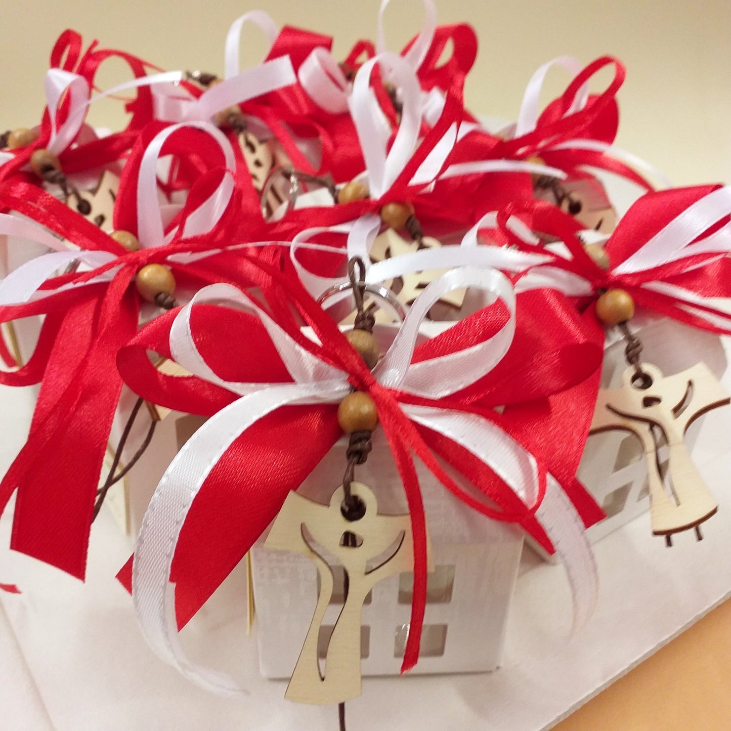 vassoio cesto rosso e bianco confettata con bomboniera Comunione Cresima portachiavi Croce legno Tau francescana cordino perline confezionata confetti lanterna cartoncino scatolina bigliettino personalizzato Santo Giorno con simboli