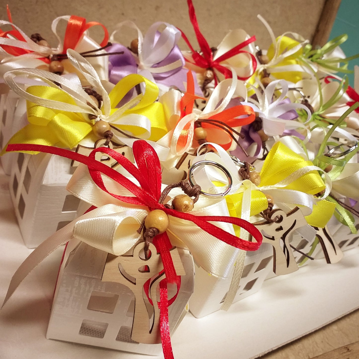 colori carioca giallo rosso viola verde arancio Bomboniere Comunione Cresima portachiavi Croce legno Tau francescana cordino perline confezionata confetti lanternina di cartoncino scatoline bigliettino personalizzato Santo Giorno con simboli