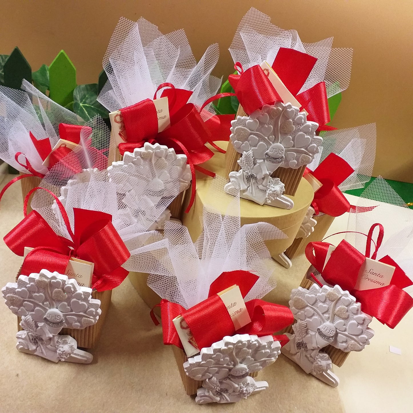 Allestimento vetrina confettata colore rosso e bianco albero della vita cuoricini con simboli Calice spighe uva icona sacra religiosa bomboniere Prima Comunione Santa Cresima confezionata confetti nastro tulle bigliettino