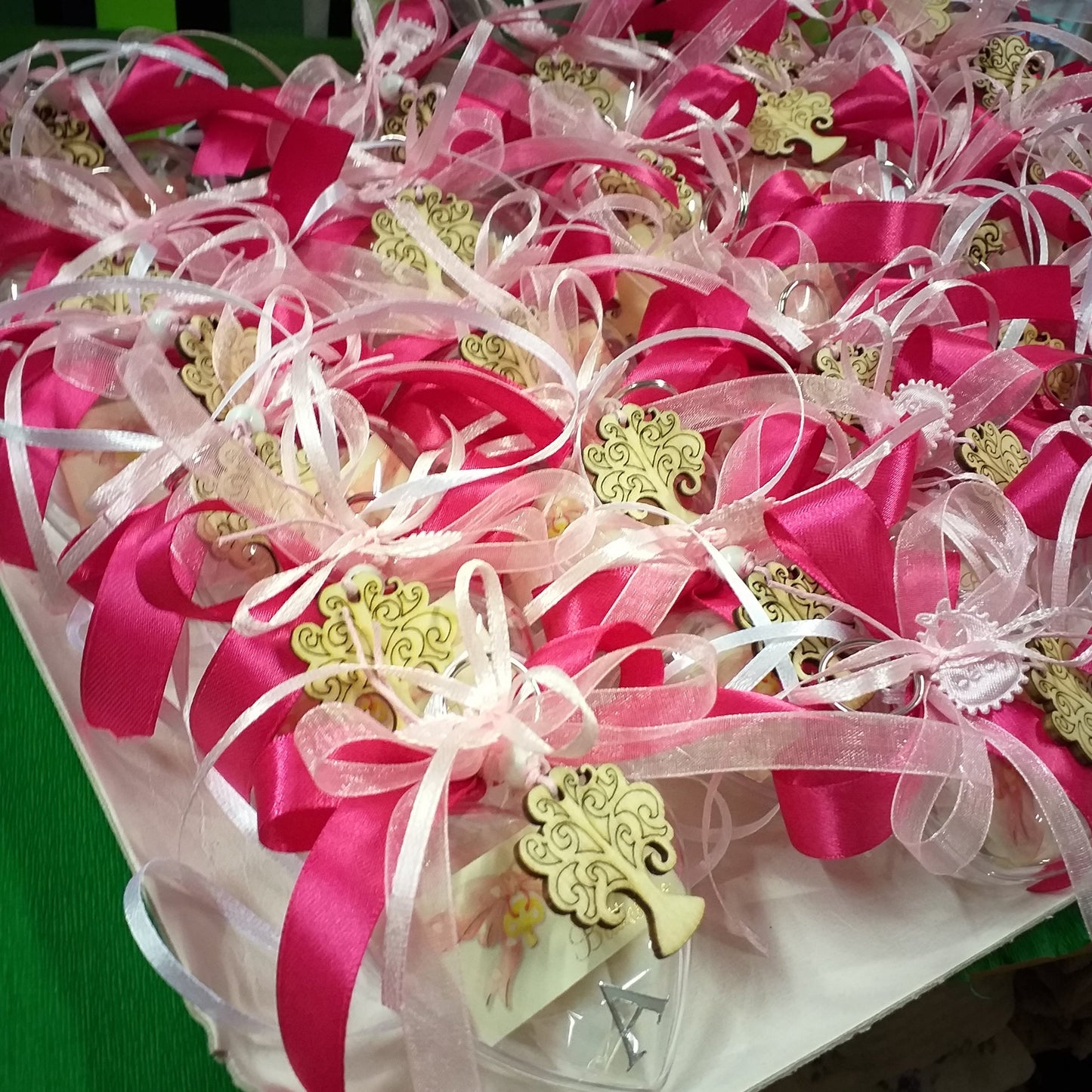 cesto di scatoline bomboniere cuori portachiavi albero della vita ciondolo legno confezione 3 confetti coccarda bimba bigliettino Battesimo letterina sticker iniziale bavaglina