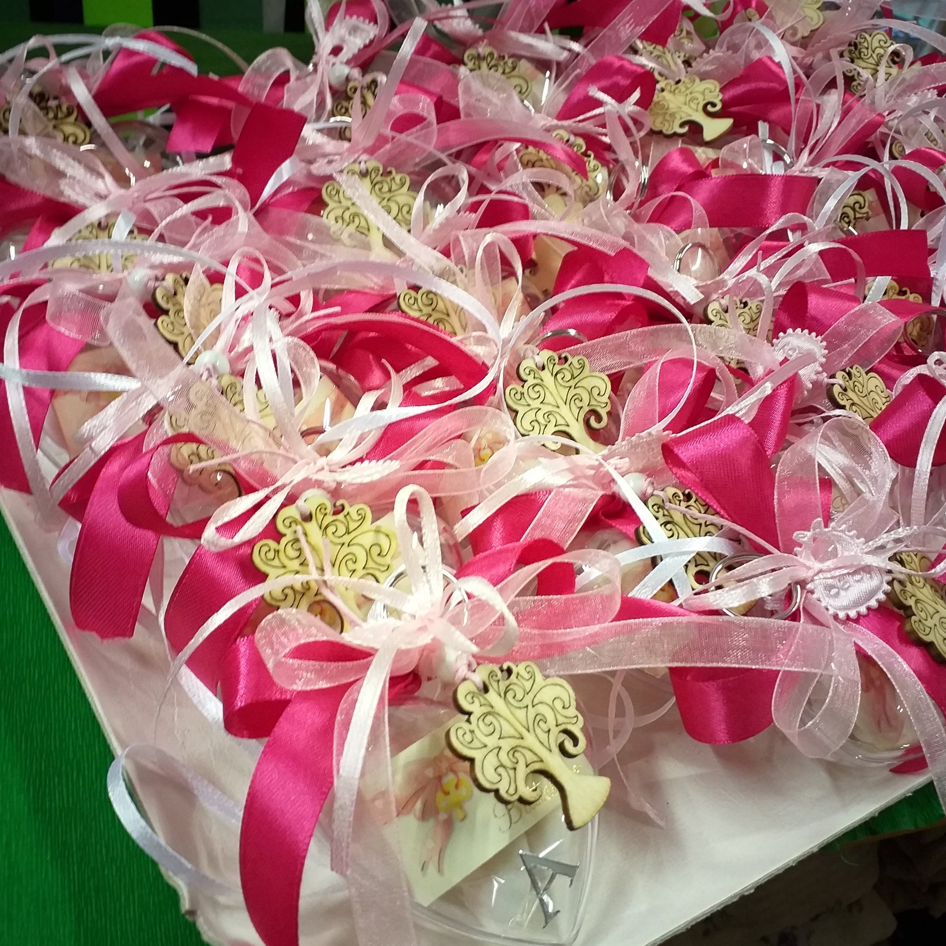 cesto di scatoline bomboniere cuori portachiavi albero della vita ciondolo legno confezione 3 confetti coccarda bimba bigliettino Battesimo letterina sticker iniziale bavaglina