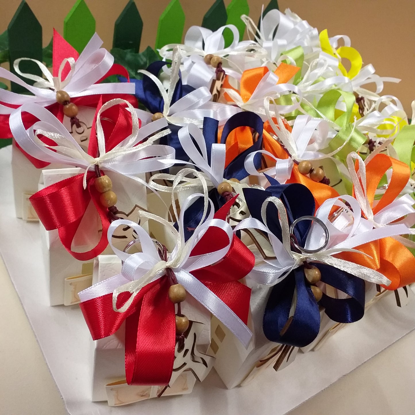 casetta chiesetta scatoline bomboniere Prima Comunione Santa Cresima portachiavi Croce tau legno personalizzate assortite colori misti vari confezionate confetti uso ricordini sacri religiosi maestre catechiste con bigliettino simboli