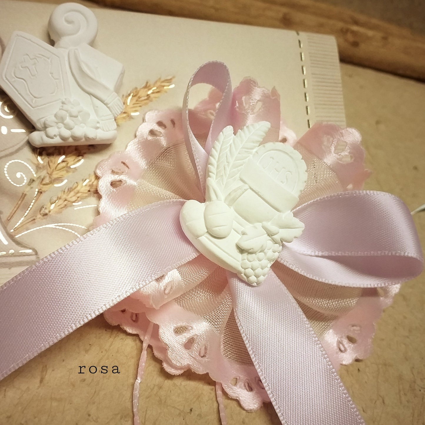 bomboniere 1 euro comunione cresima gessetto mitria pastorale Calice Spighe uva coccarda confezionata nastro rosa lilla uso per segnaposto chiudipacco confezioni regalo pensierini maestre catechiste ricordini religiosi sacri