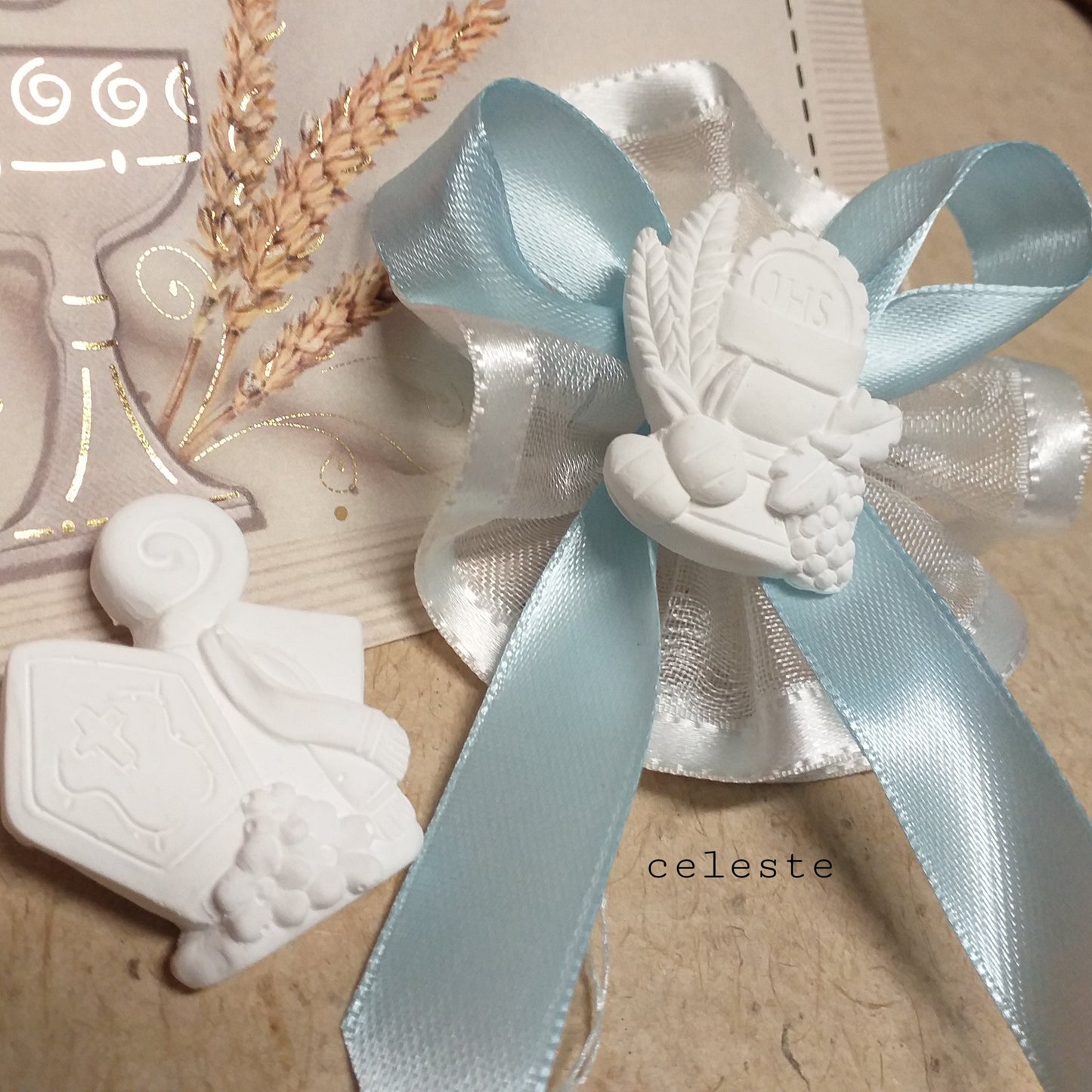bomboniere 1 euro comunione cresima gessetto mitria pastorale Calice Spighe uva coccarda confezionata nastro bianco celeste uso per segnaposto chiudipacco confezioni regalo pensierini maestre catechiste ricordini religiosi sacri