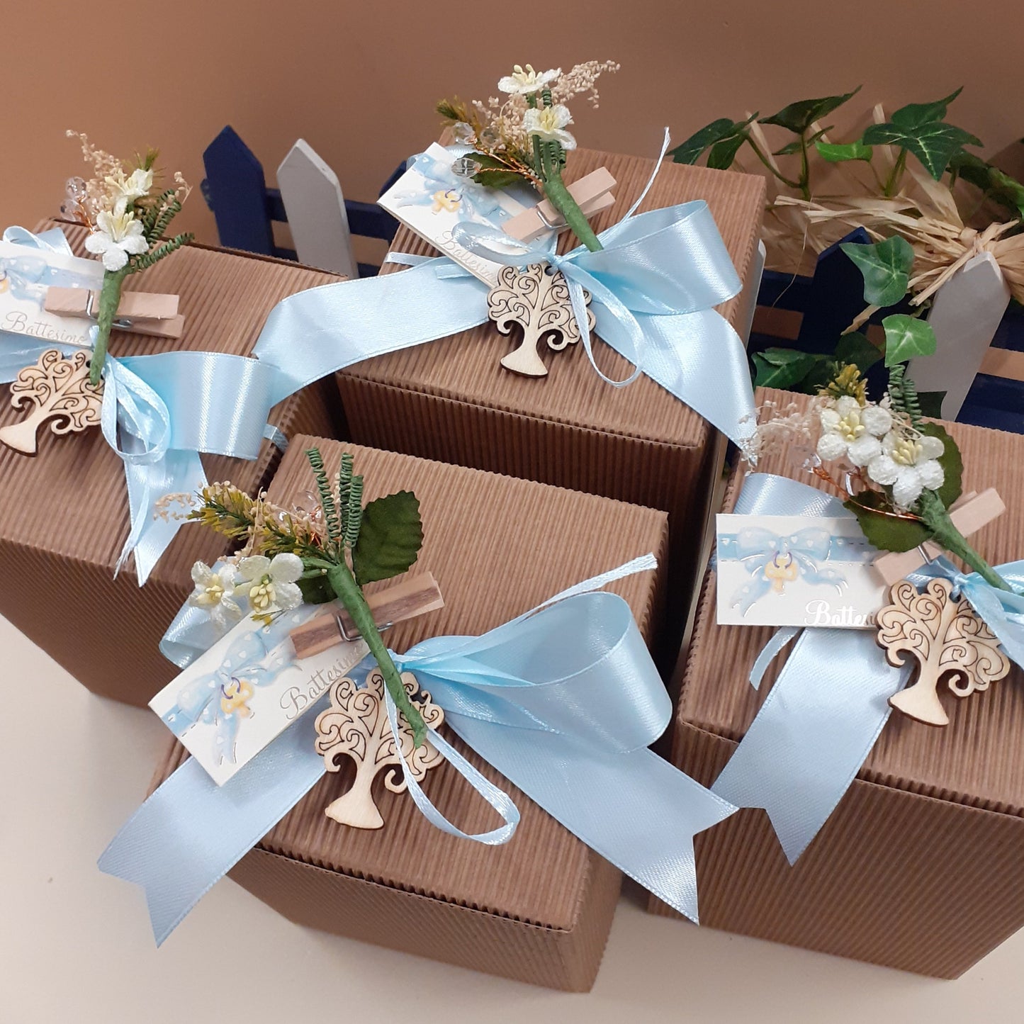 albero della vita legno bomboniere lanterne confezionate scatole onda avana confetti nastri tulle bigliettini per battesimo mollettina fiori