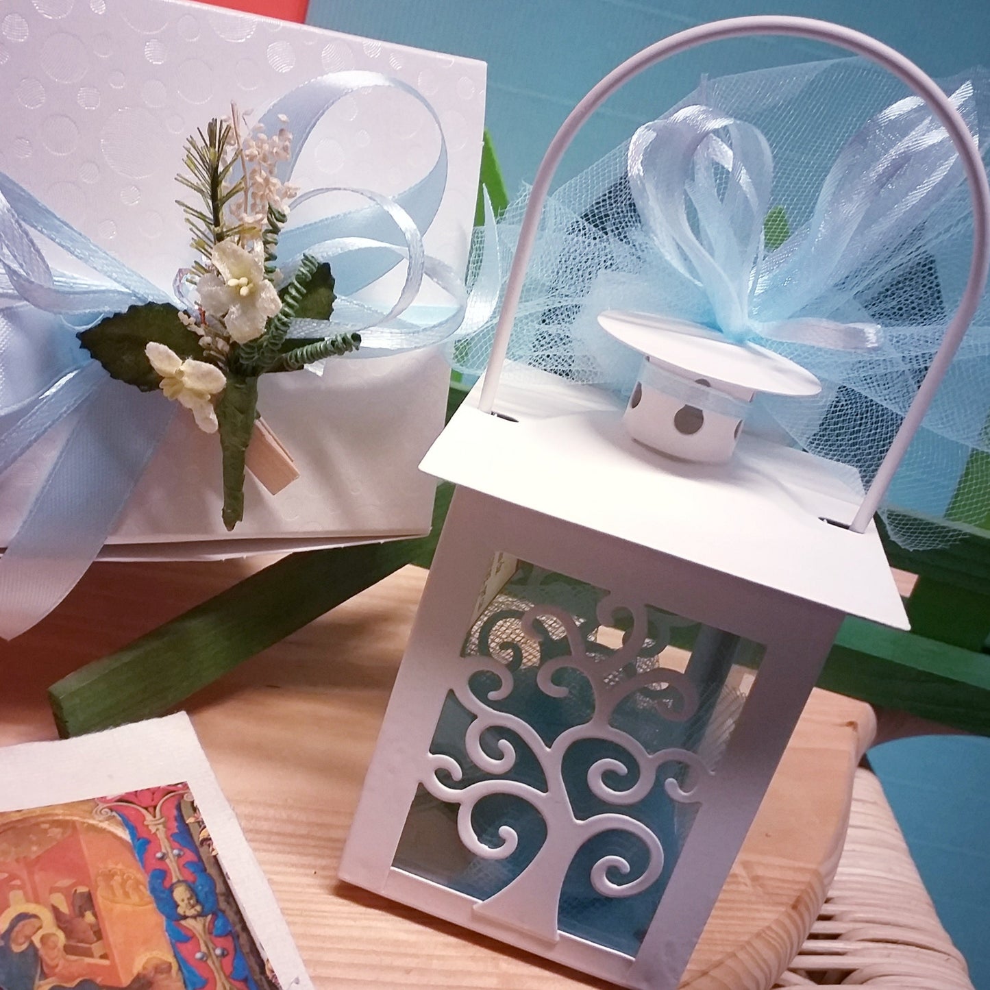bianco celeste lanterna metallo portacandela bomboniere albero della vita confezionate nastro tulle confetti bigliettino scatole uso per Comunione Cresima Battesimo matrimonio