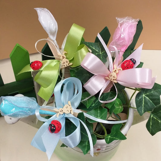 segnalibro come piantina per bimbo maschietto bimba femminuccia applicazione ciondolo legno coniglietto bebè segnalibro coccinella confezionata bomboniera offerta 1 euro nascita babyshower segnaposto battesimo confetto monoporzione foglia tulle coccarda nastro