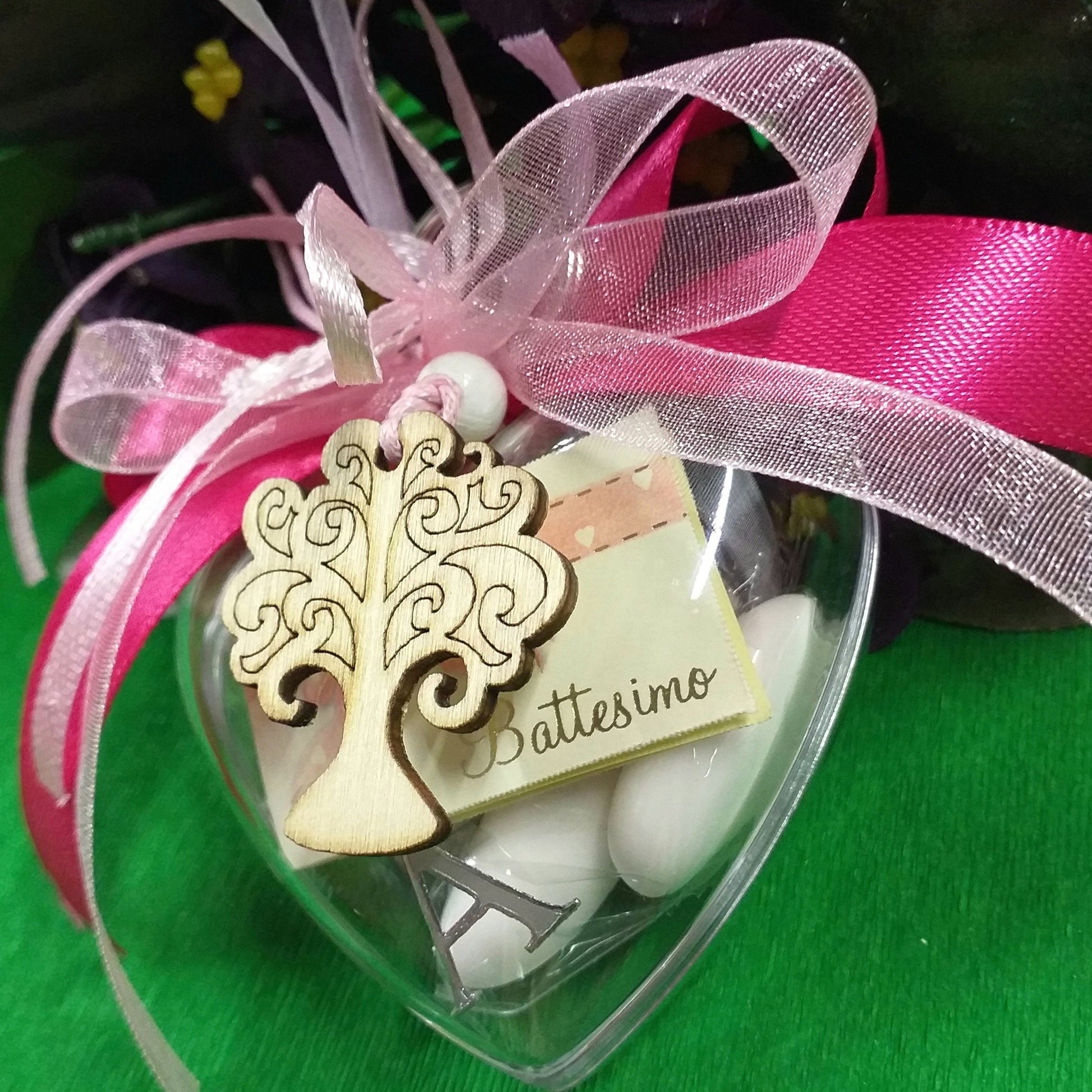 scatolina bomboniere cuori portachiavi albero della vita ciondolo legno confezione 3 confetti coccarda bimba bigliettino Battesimo letterina sticker iniziale bavaglina