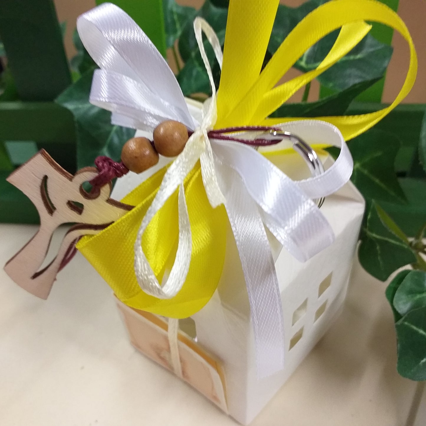 giallo bianco scatoline casetta chiesetta bomboniere Prima Comunione Santa Cresima portachiavi Croce tau legno personalizzate confezionate confetti uso ricordini sacri religiosi maestre catechiste