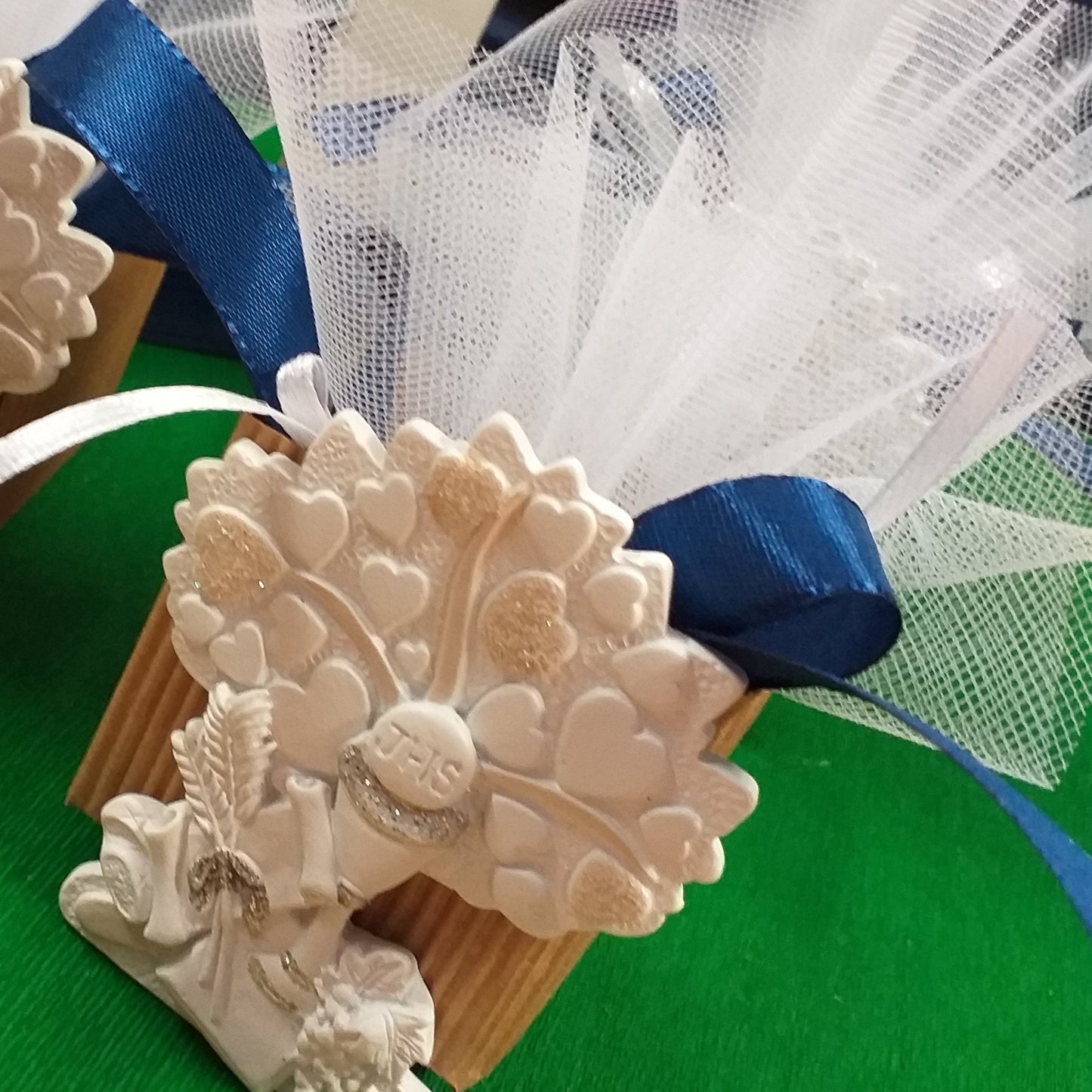 albero della vita cuoricini con simboli Calice spighe uva icona sacra religiosa bomboniere Prima Comunione Santa Cresima confezionata confetti versione nastro blu per bambino maschietto
