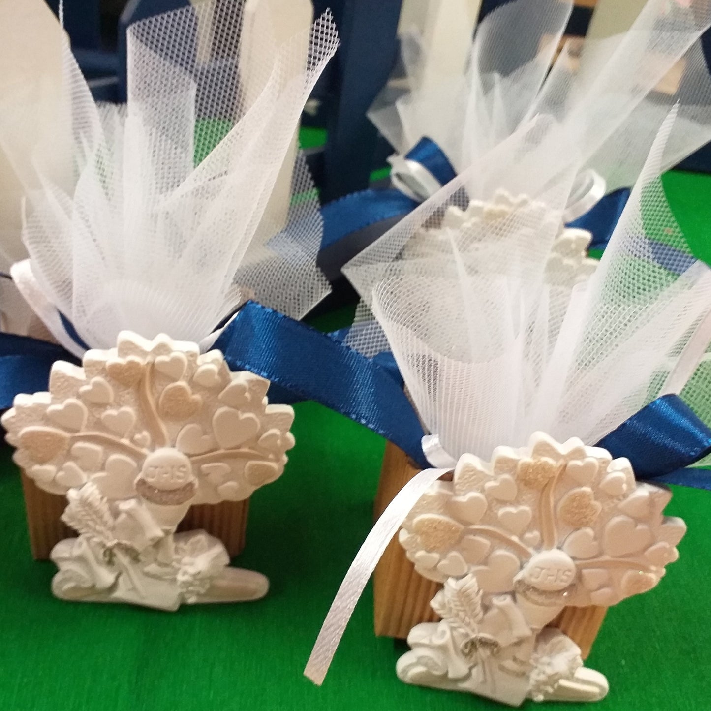 albero della vita cuoricini con simboli Calice spighe uva icona sacra religiosa bomboniere Prima Comunione Santa Cresima confezionate confetti nastro blu tulle bianco