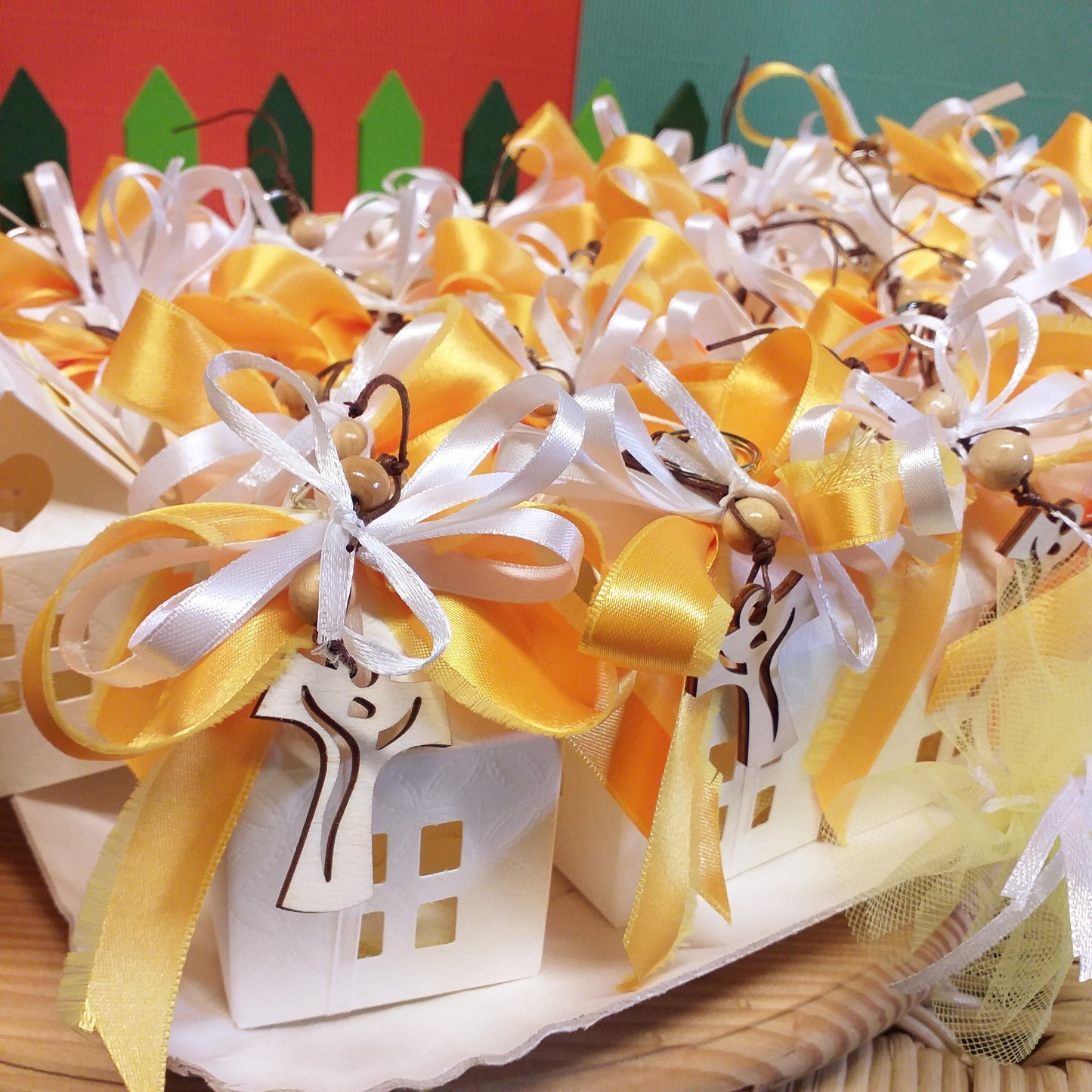 scatoline confettata bomboniere Croce Tau casetta portachiavi legno colori comunione cresima nastri fiocchetti giallo bianco confezionate confetti bigliettino tulle