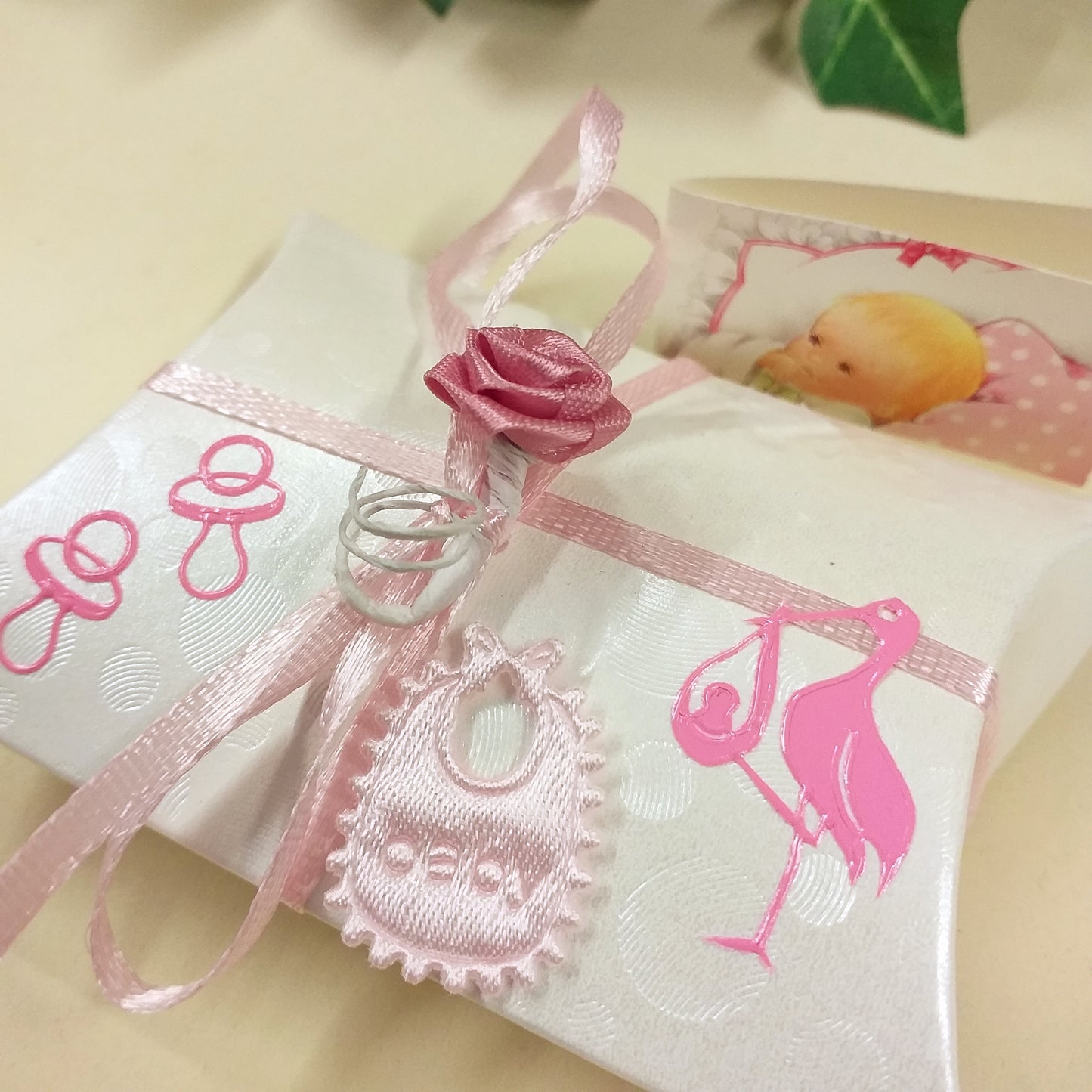 primo piano scatolina economica bustina bianca kit fai da te 1 euro offerta bomboniere rosa fucsia bimba femminuccia nascita battesimo primo compleanno bavagline baby bigliettino targhettina fiorellini sticker cicogna ciuccio