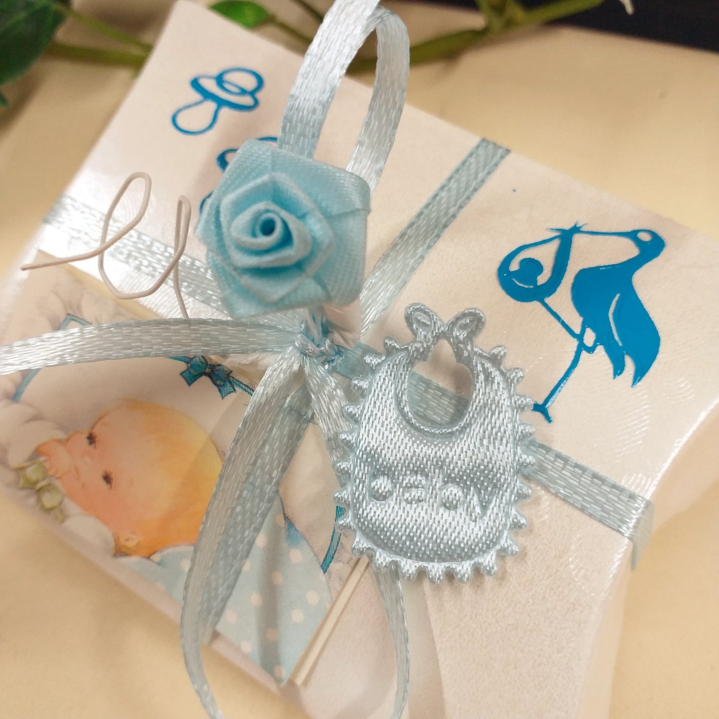dettagli scatolina economica bustina bianca kit fai da te 1 euro offerta bomboniere celeste azzurro bimbo maschietto nascita battesimo primo compleanno bavagline baby bigliettino targhettina fiorellini sticker cicogna ciuccio