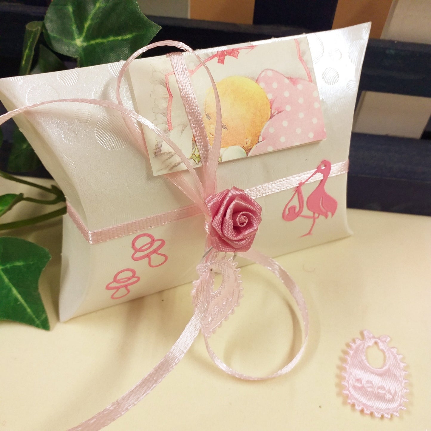 scatolina economica bustina bianca kit fai da te 1 euro offerta bomboniere rosa fucsia bimba femminuccia nascita battesimo primo compleanno bavagline baby bigliettino targhettina fiorellini sticker cicogna ciuccio