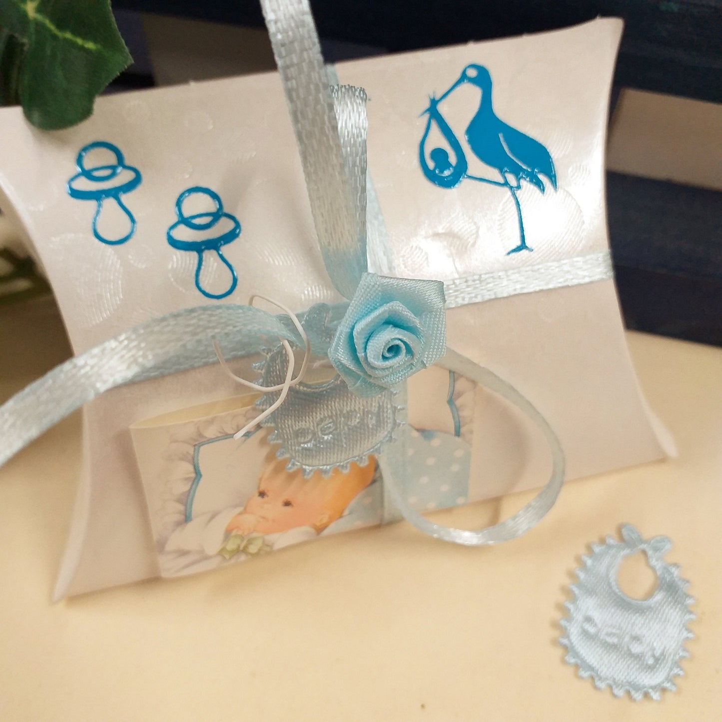 scatolina economica bustina bianca kit fai da te 1 euro offerta bomboniere celeste azzurro bimbo maschietto nascita battesimo primo compleanno bavagline baby bigliettino targhettina fiorellini sticker cicogna ciuccio