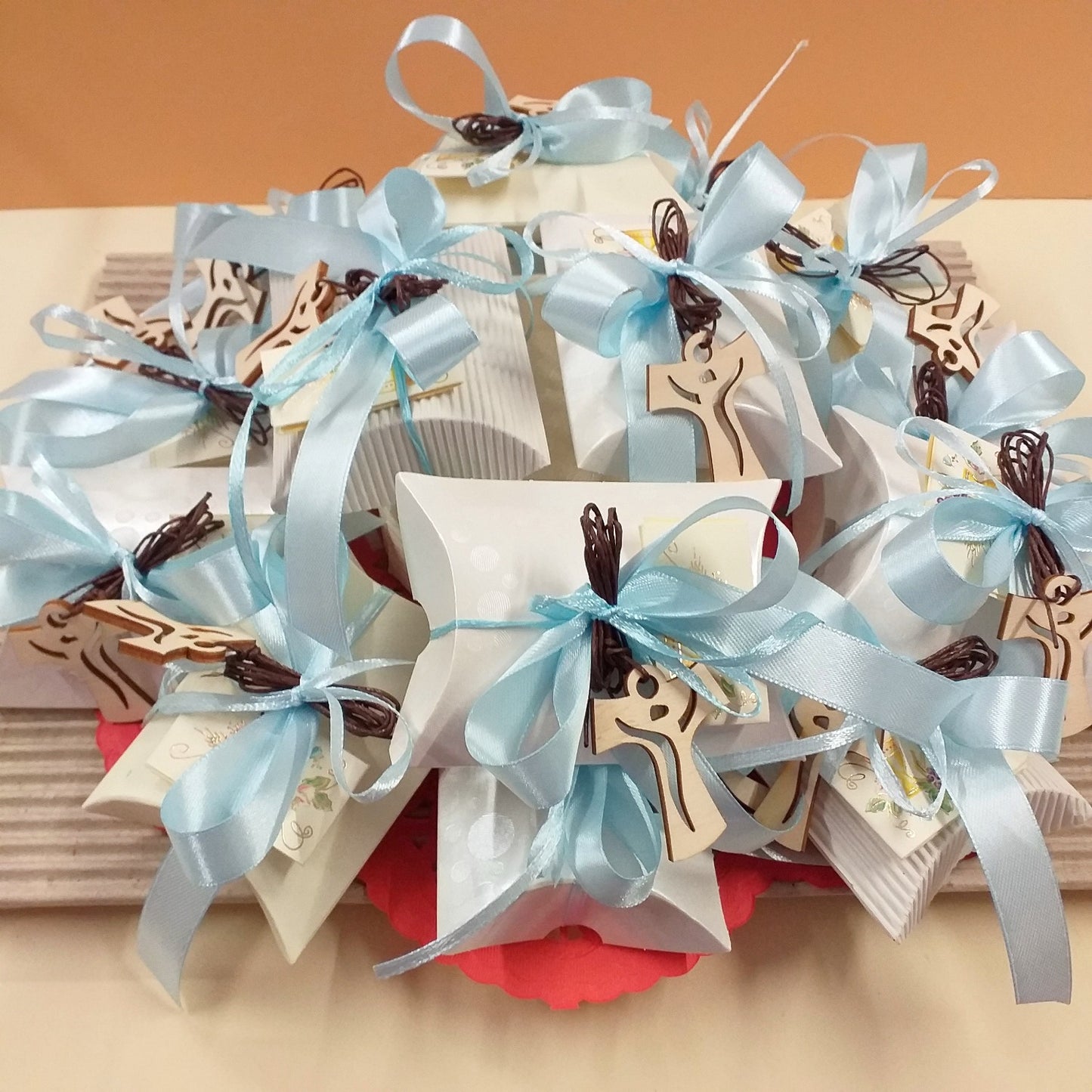negozio Tau Croce legno ciondolo collana cordoncino marrone bomboniere Santa Cresima Prima Comunione confezionate confetti bigliettino nastro coccarda bianco celeste bambino ragazzo bustine cartoncino